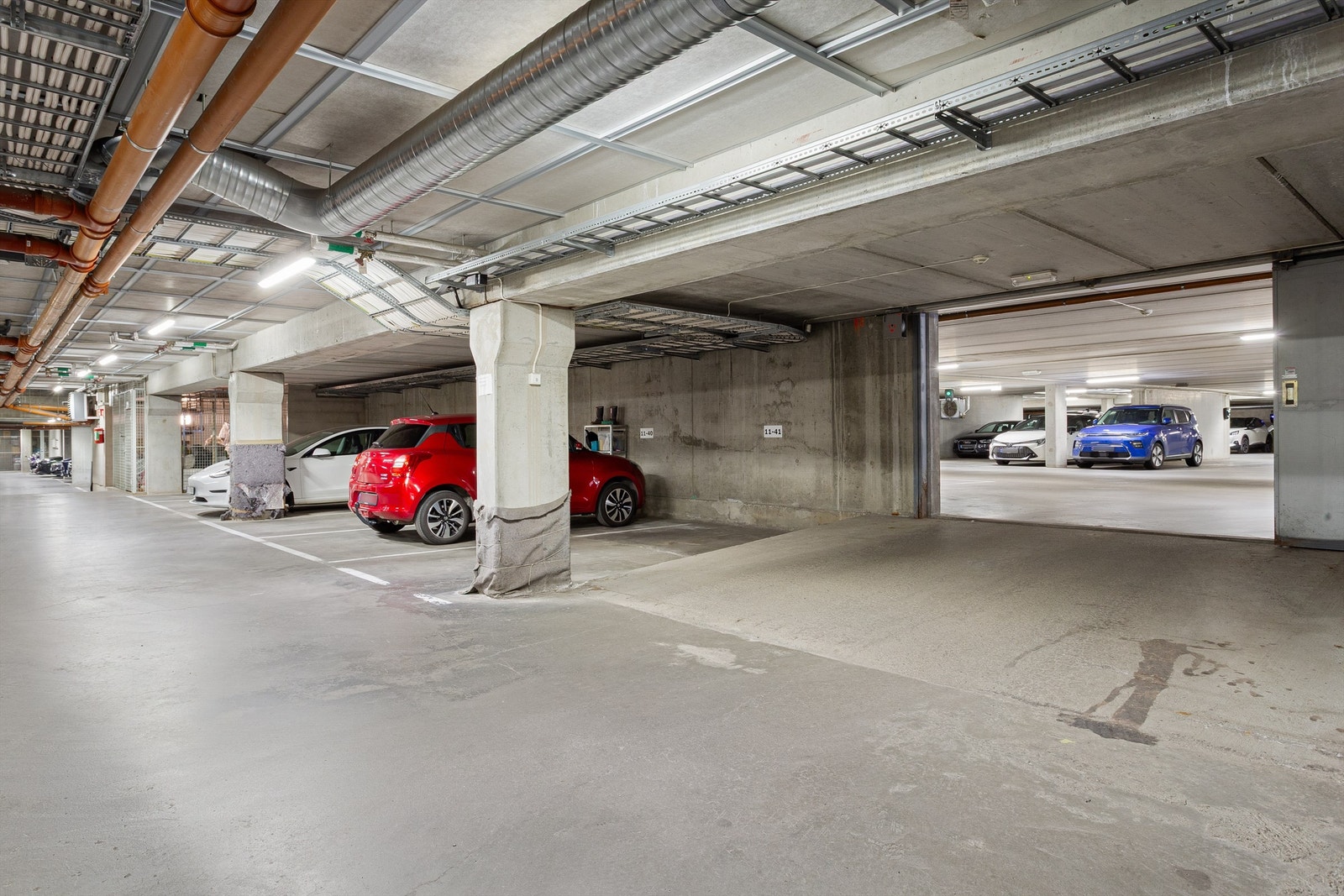 Medfølgende bruksrett på parkeringsplass (nr. 11.41) i felles underjordisk garasjeanlegg. Galleribilde