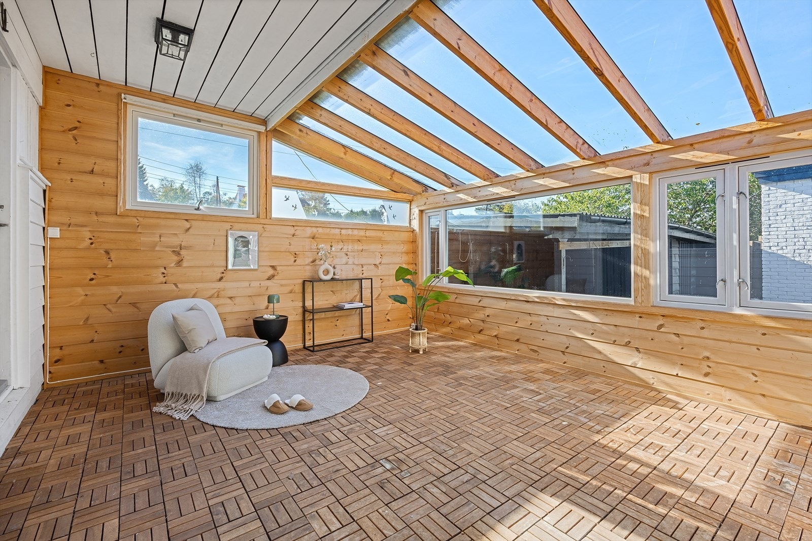 Vinterhagen på ca. 15,9 m² gir boligen et ekstra og hyggelig oppholdsareal med direkte forbindelse til uteplassen. Galleribilde