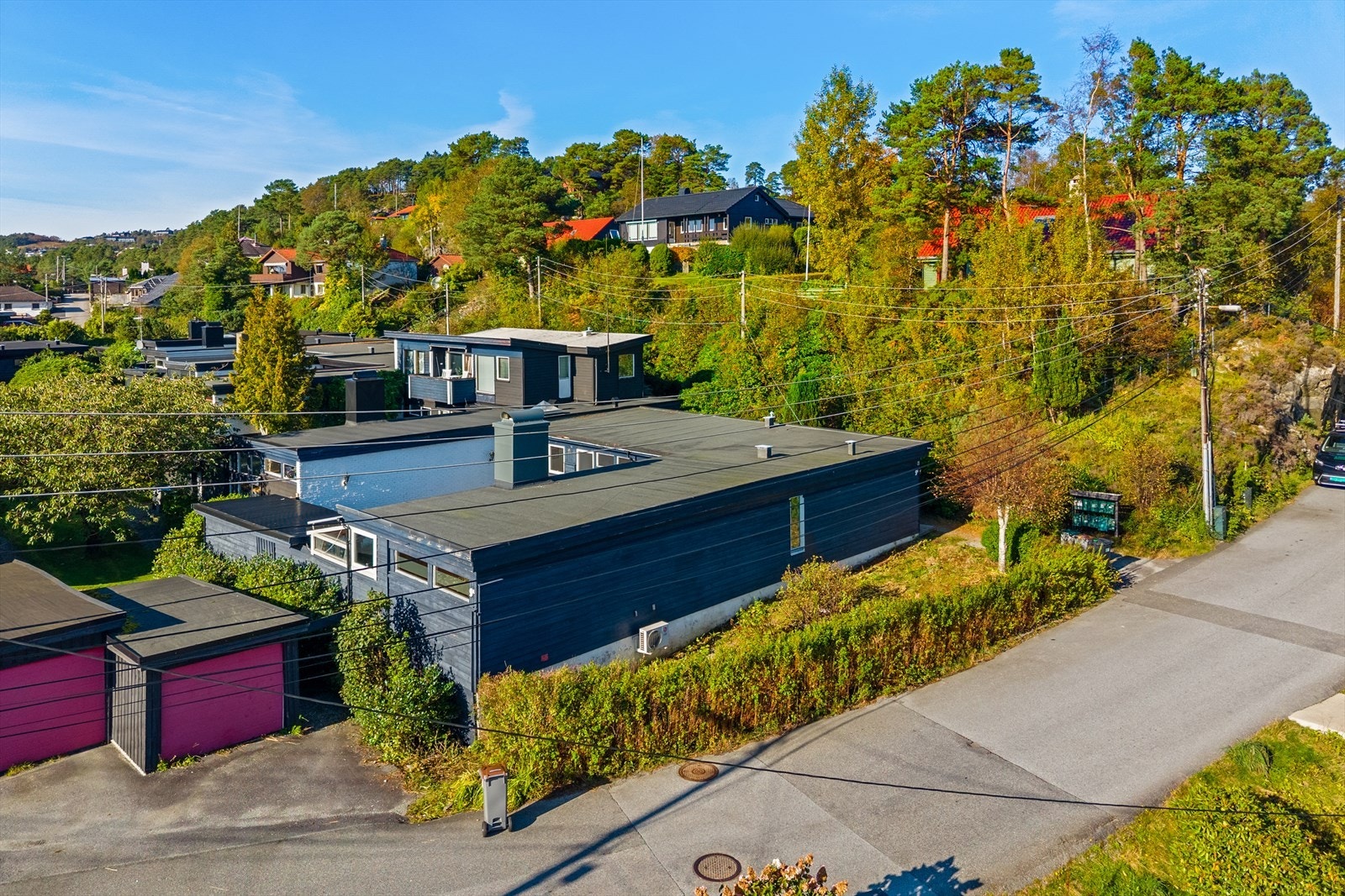 Det er kort vei fra garasjen til boligen, og når det er ledig er det også parkeringsmulighet i veien, ca. 20 meter fra inngangsdøren. Galleribilde