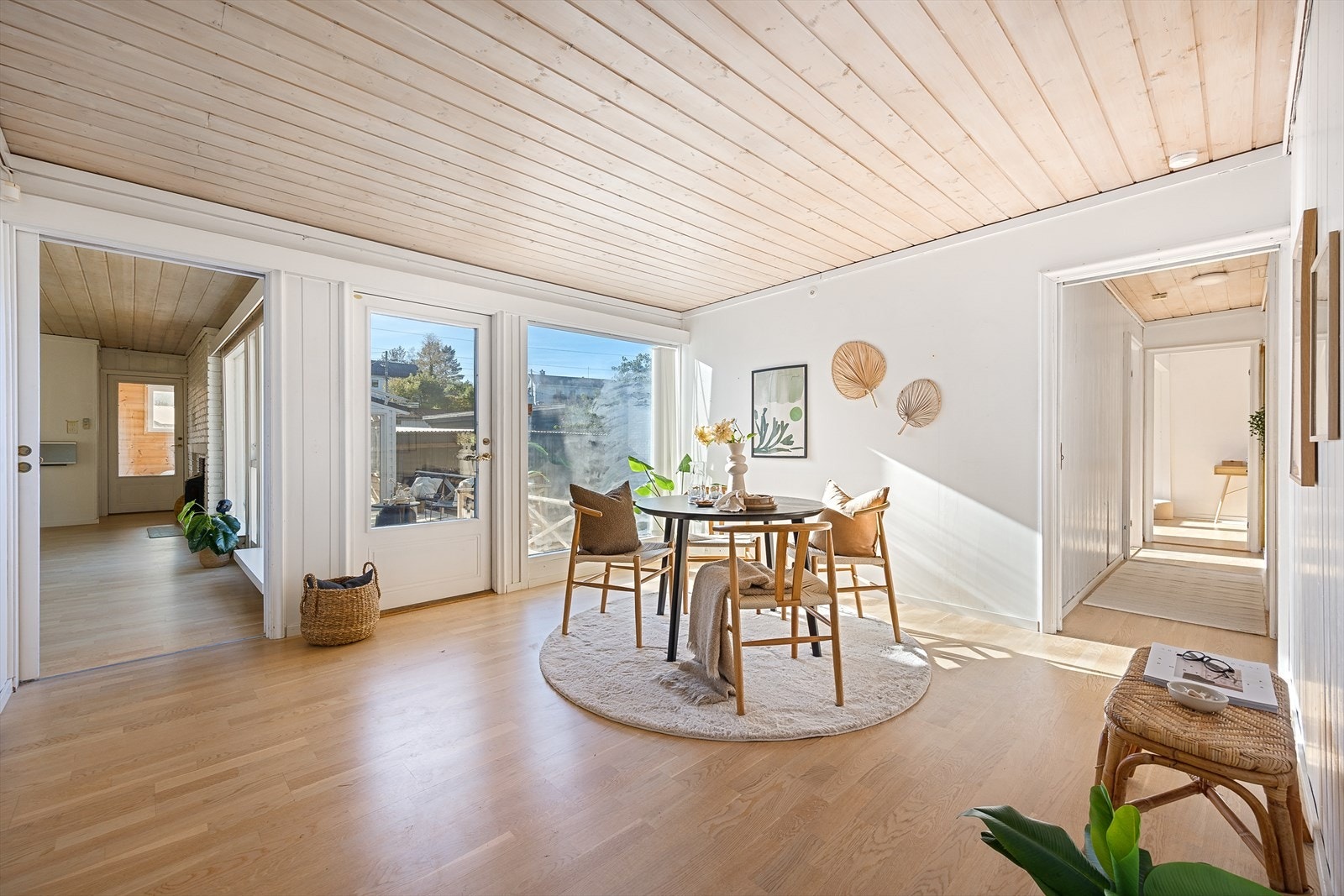 I tilknytning til stuen ligger en romslig spisestue på ca. 16,5 m² med god plass til spisebord. Galleribilde