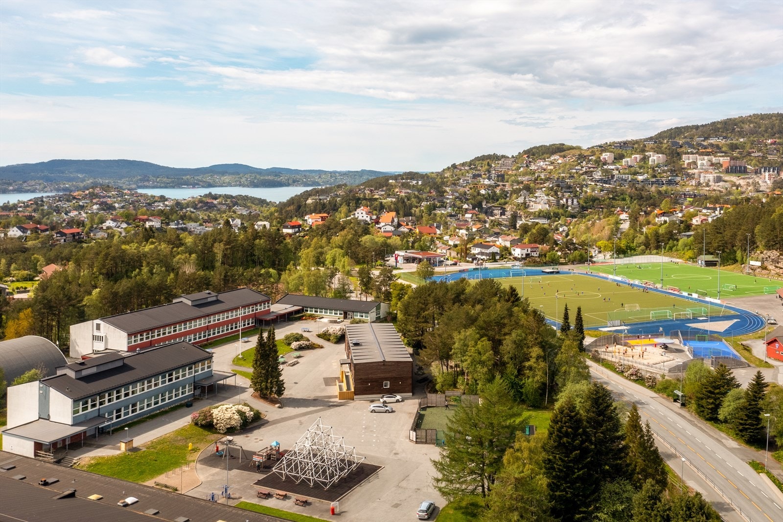 Åstveit skole er i gang med en omfattende rehabilitering og utbygging som etter planen skal være ferdig til skolestart i august 2028 Galleribilde