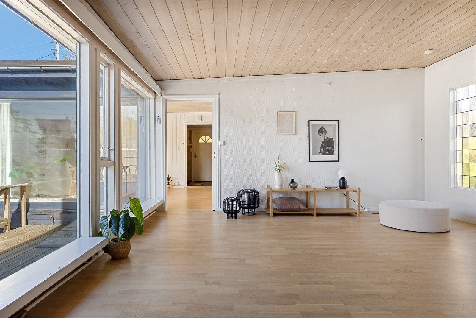 Flere vindusflater sørger for godt med naturlig lys. Galleribilde