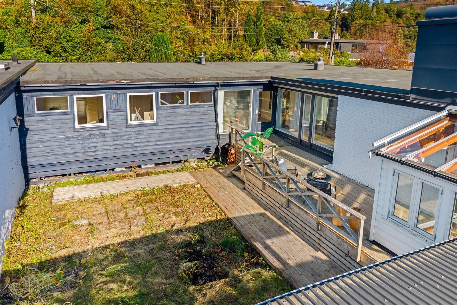 Boligen har en terrasse på ca. 47 m² og en skjermet og solrik hage med lite innsyn og stort potensial. Galleribilde
