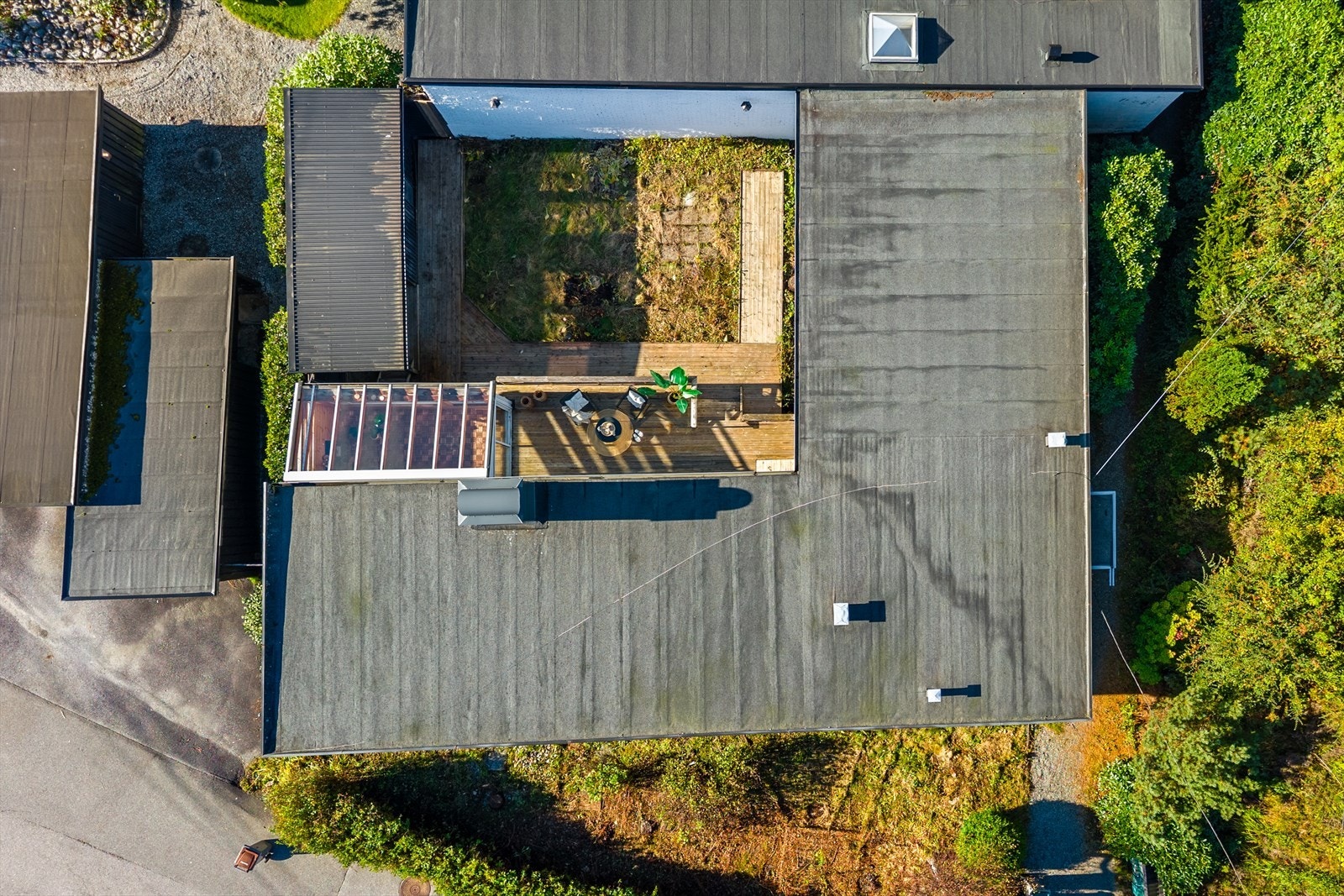 Tomten er pent opparbeidet med en skjermet atriumshage som ligger lunt til. Hagen har lite innsyn og byr på stort potensial for videre beplantning og opparbeidelse. Galleribilde