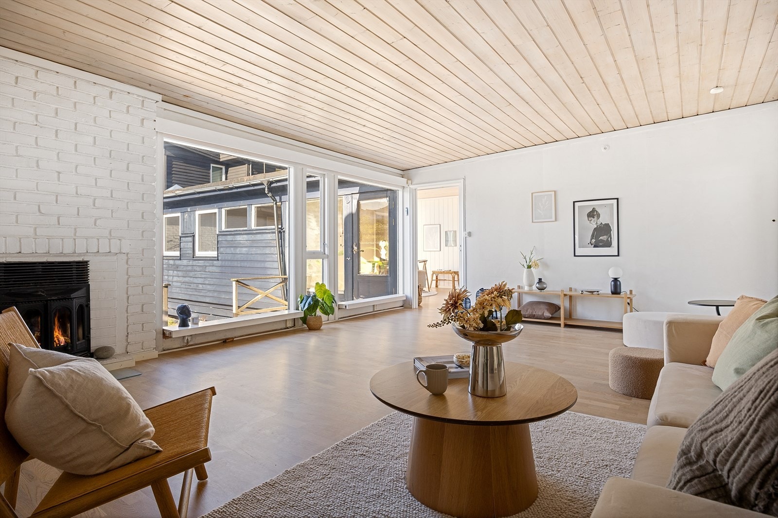Stuen er romslig på ca. 29,8 m² og har god plass til både sofagruppe og øvrig møblement. Galleribilde