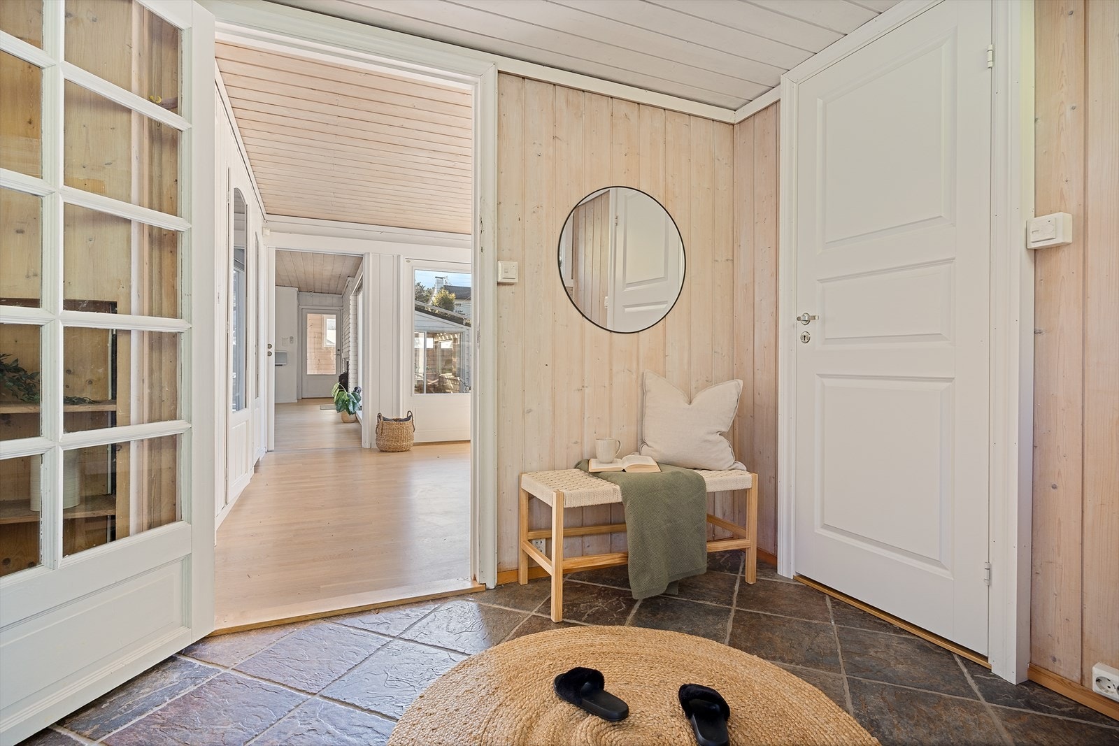 Entreen som fører inn til spisestue, og toalettrom til høyre. Galleribilde