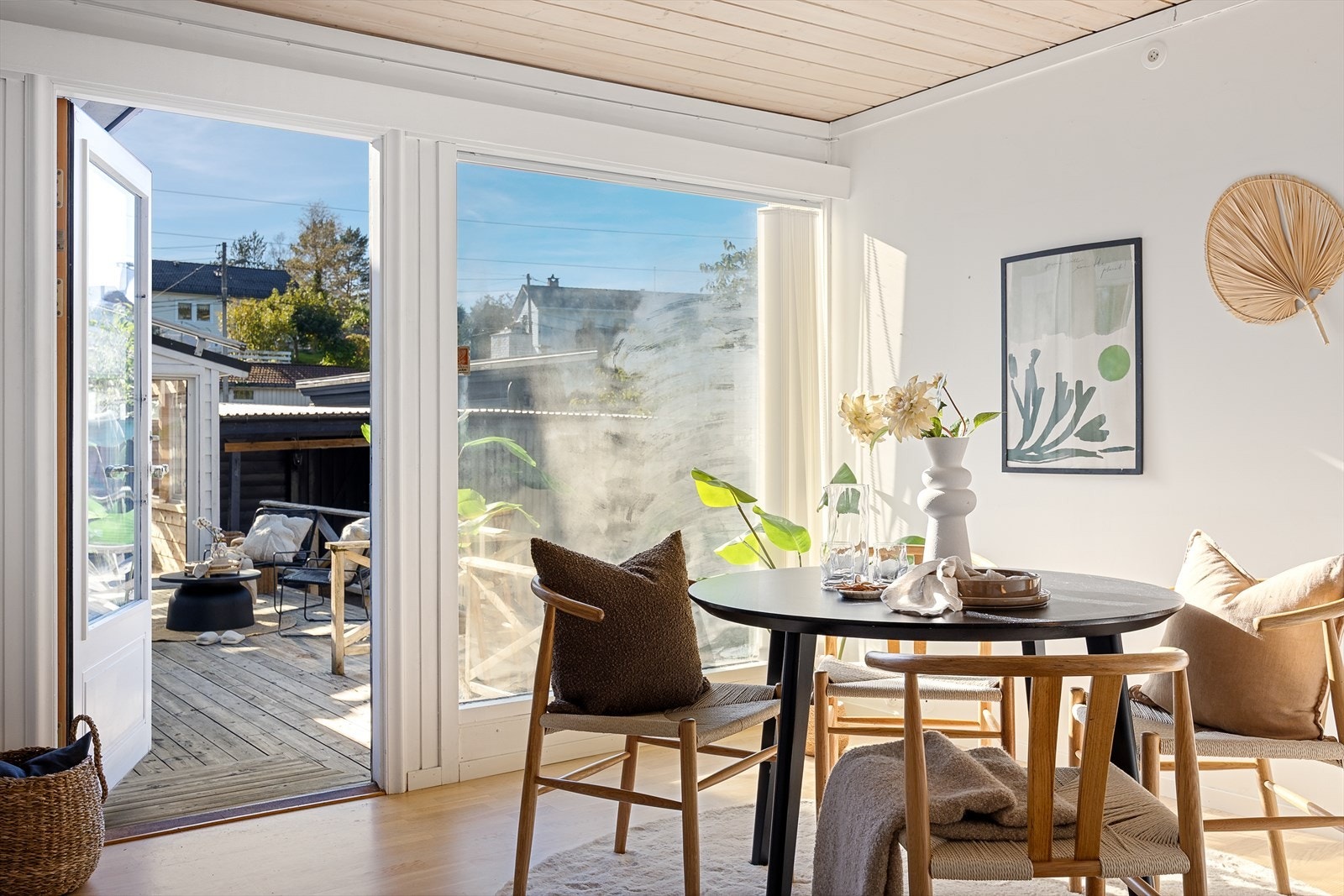 Herfra er det utgang til terrasse og hagen, noe som gir en fin forbindelse mellom inne- og utearealene. Galleribilde