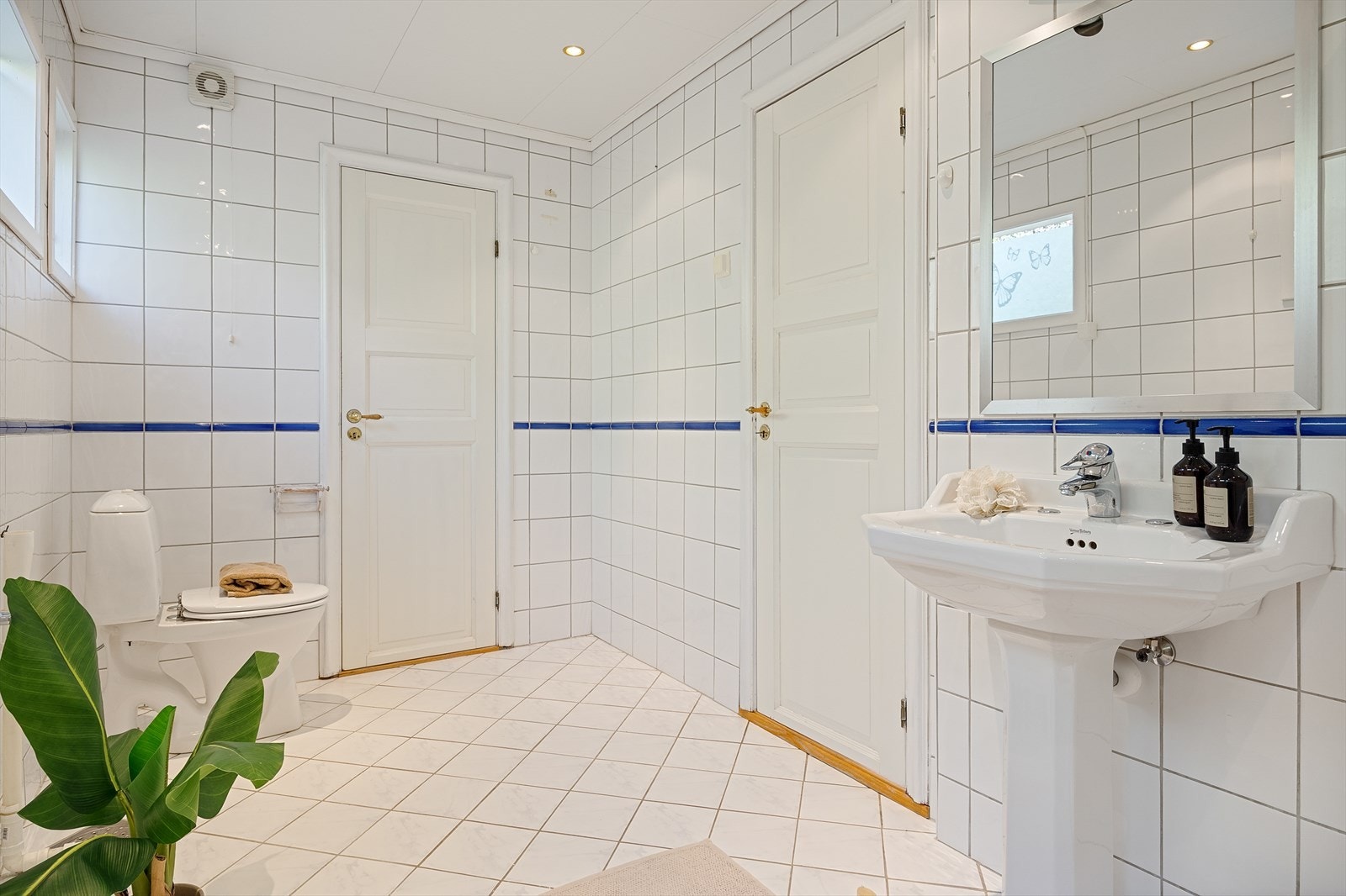 Det er varmekabler i gulvet og mekanisk avtrekk. Galleribilde
