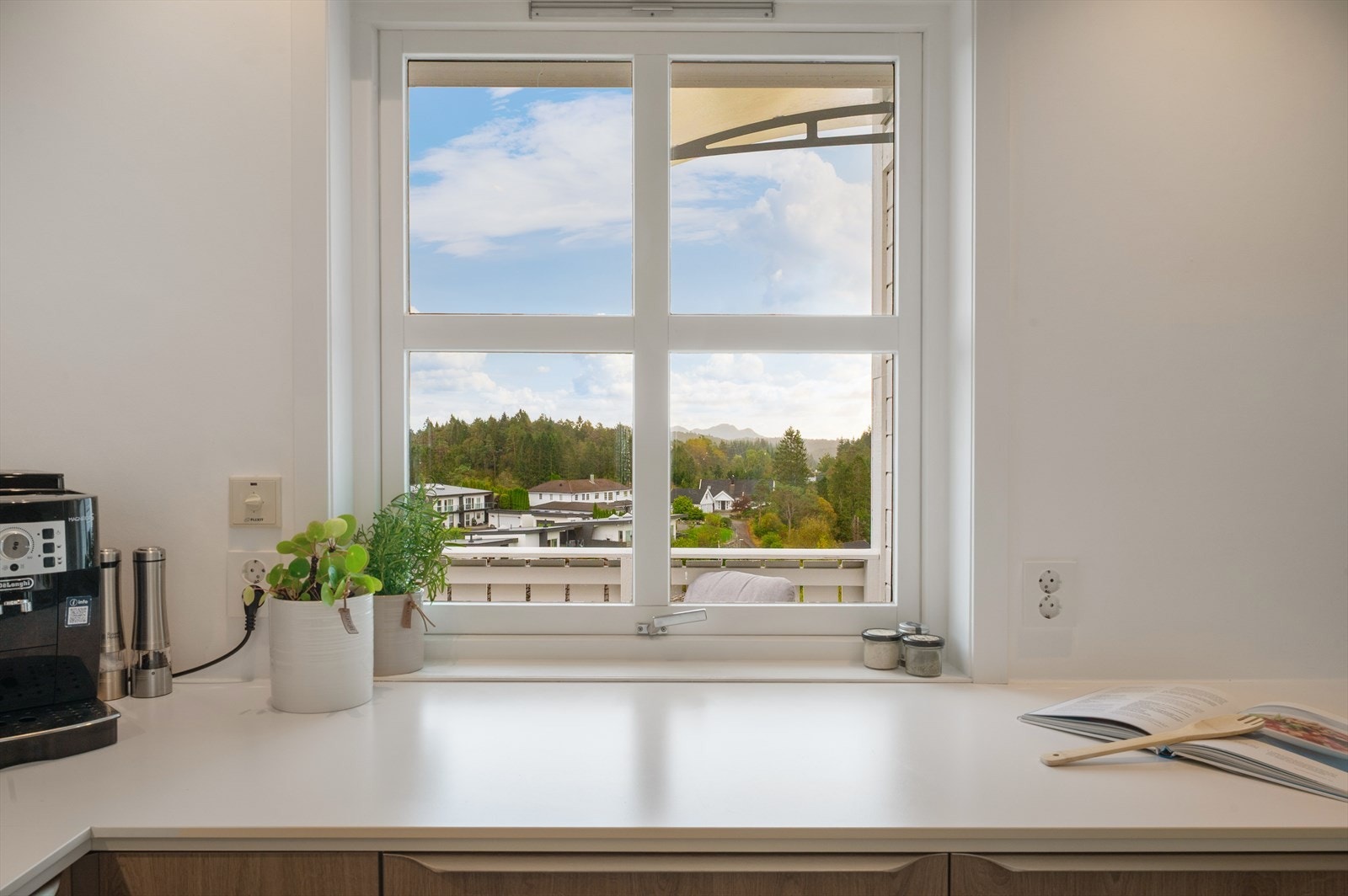 - Her kan man kokkelere til en flott utsikt mot nabolaget og naturen - Galleribilde