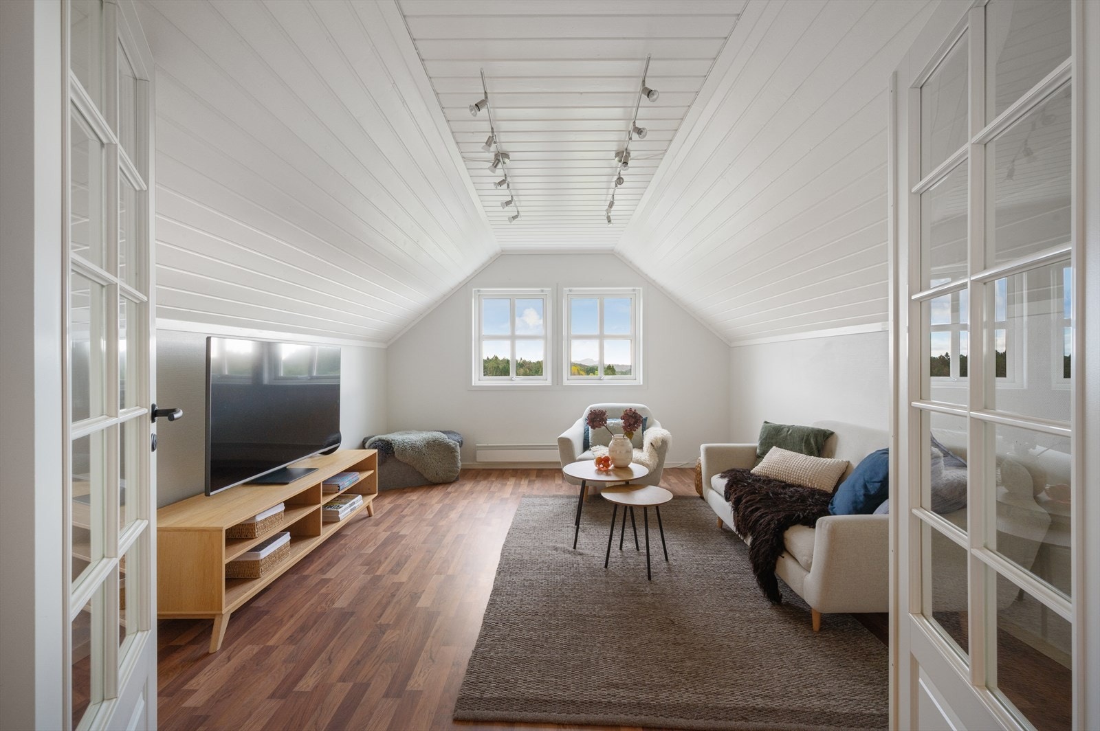 - Loftsstue måler 16 m², og er et supert areal til barna - Galleribilde