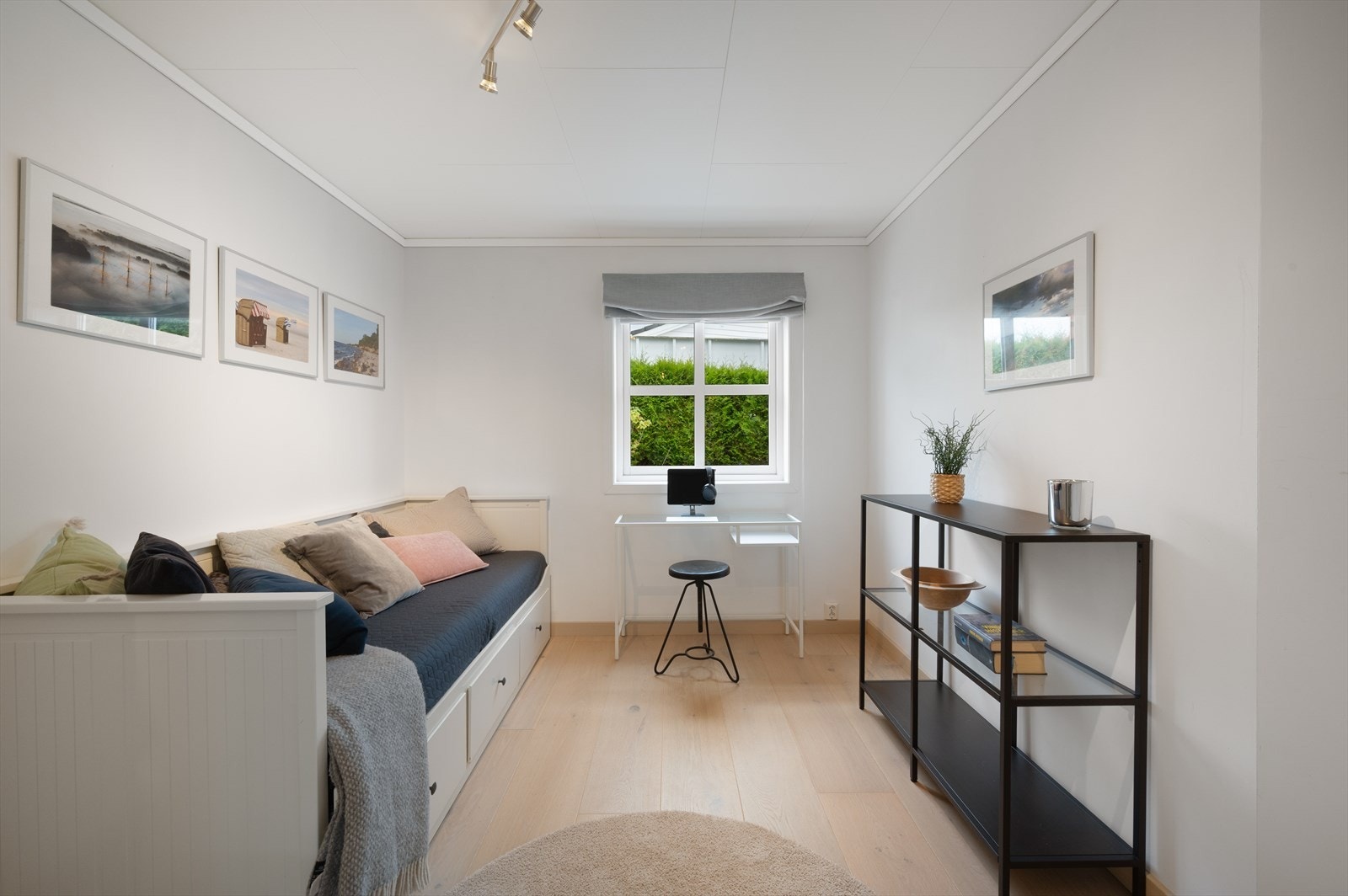 - Boligens fjerde soverom måler 10 m² og passer utmerket som barnerom, gjesterom eller kontor - Galleribilde