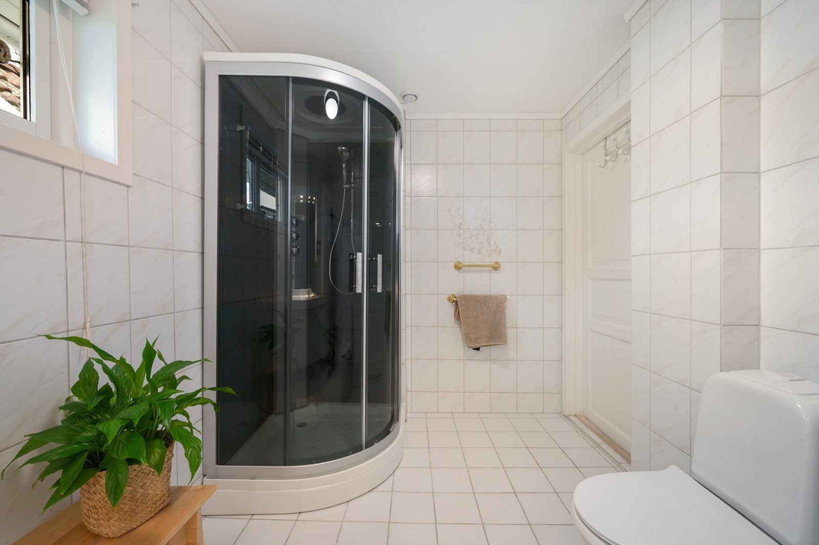 - Badet er innredet med servant med møblement, speil med belysning, dusjkabinett og toalett - Galleribilde