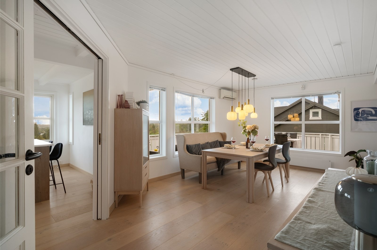 - Fra stuen er det skyvedør inn til kjøkkenet som utnytter arealet - Galleribilde