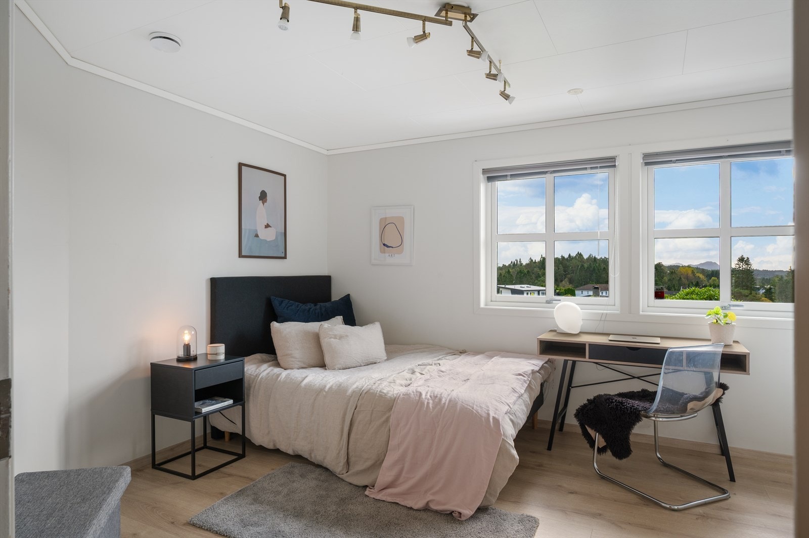 - Boligens lyse soverom måler hele 12 m² - Galleribilde