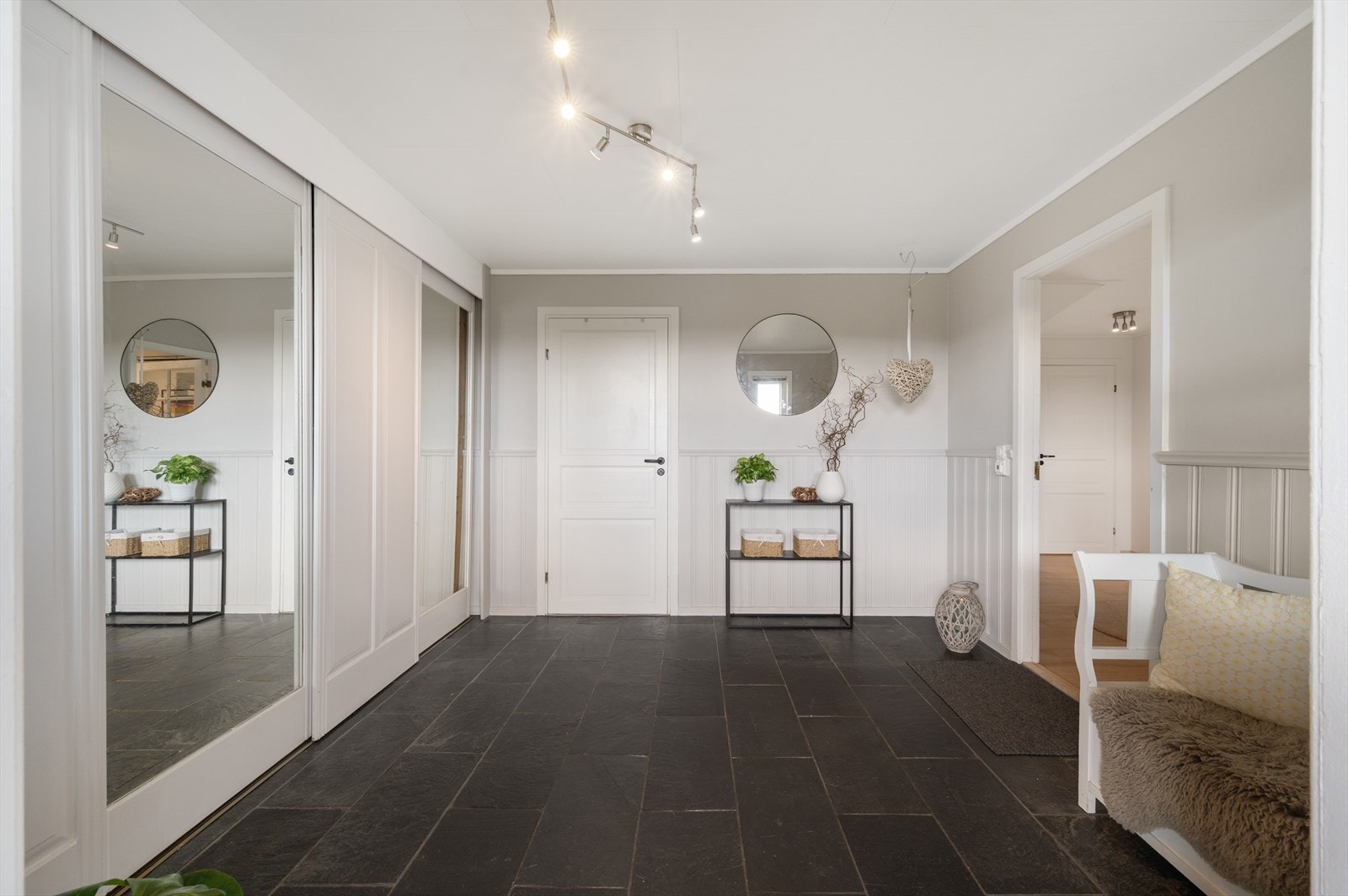 - Flislagt inngangshall med varmekabler i gulv og god plass til å henge fra seg sko og yttertøy - Galleribilde