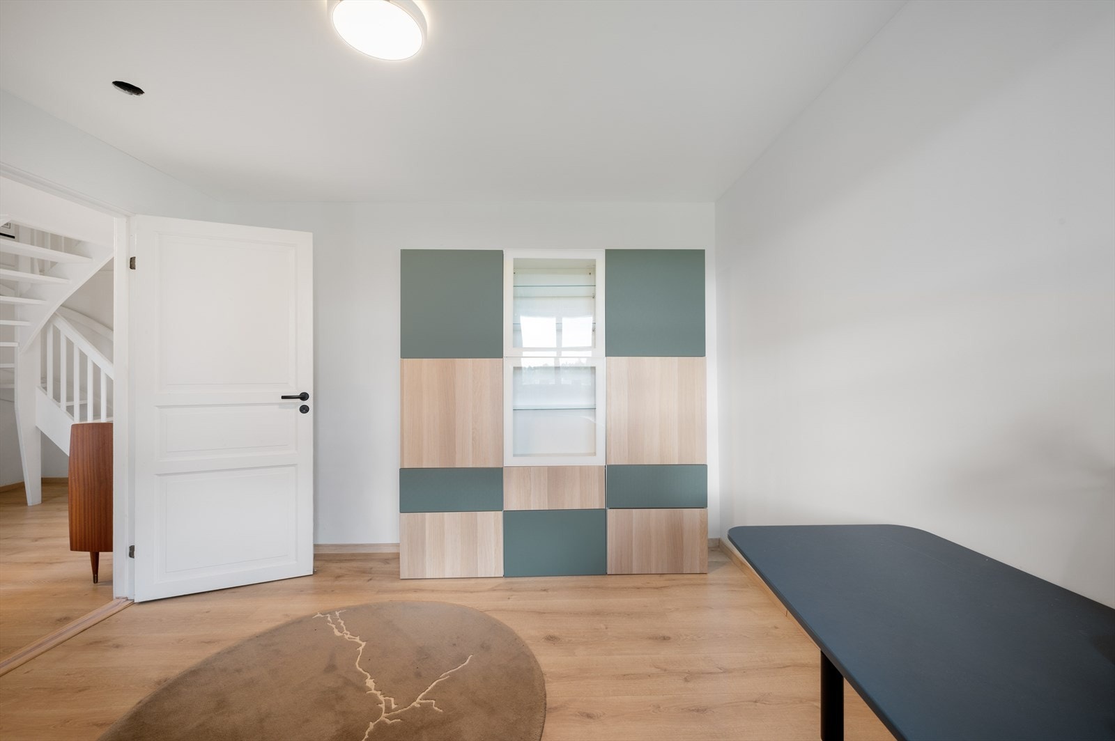 - Soverommet er av god størrelse med god plass til dobbeltseng, garderobeskap og øvrige møblement Galleribilde