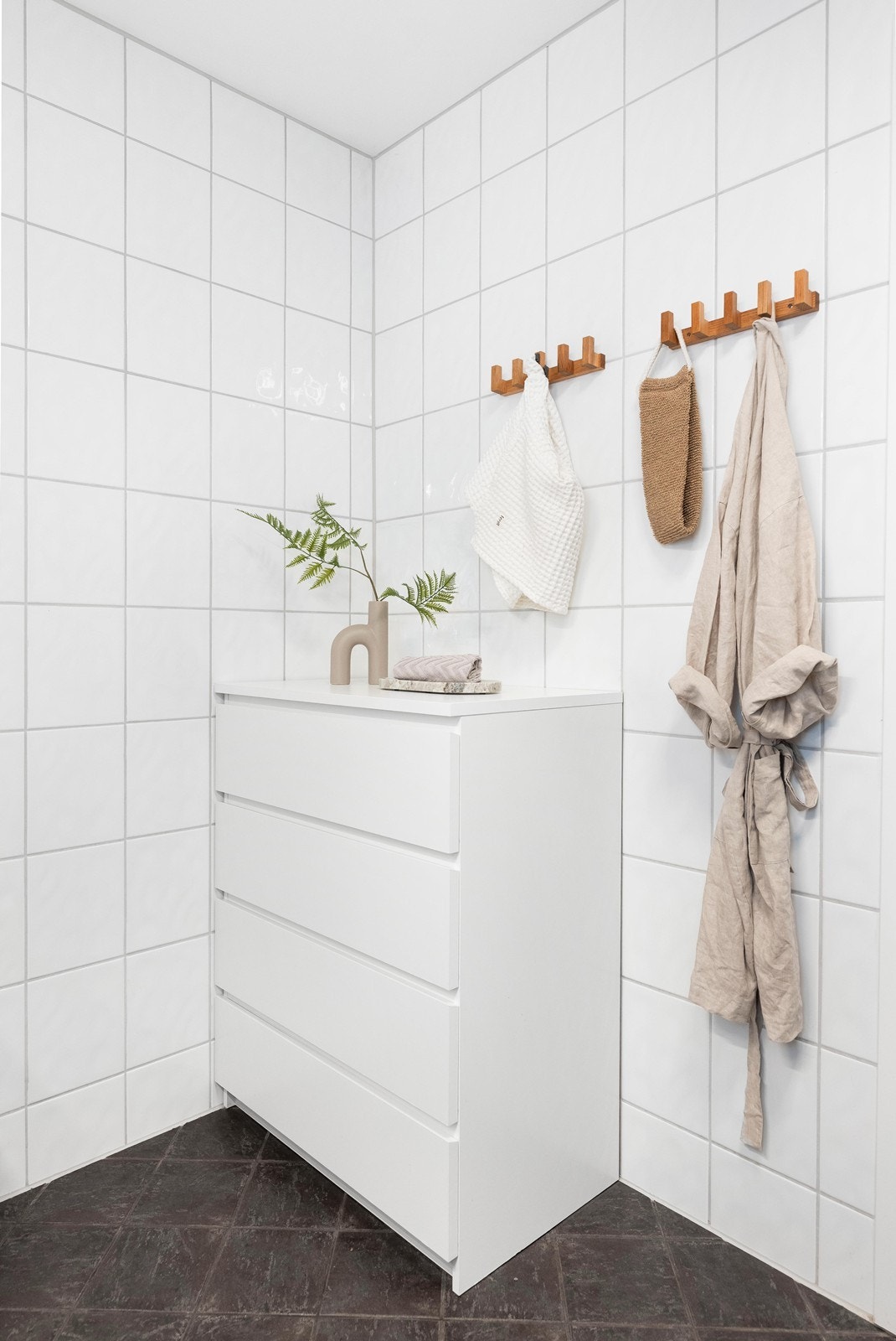 Badet måler 6,7 m² og har plass til oppbevaring Galleribilde
