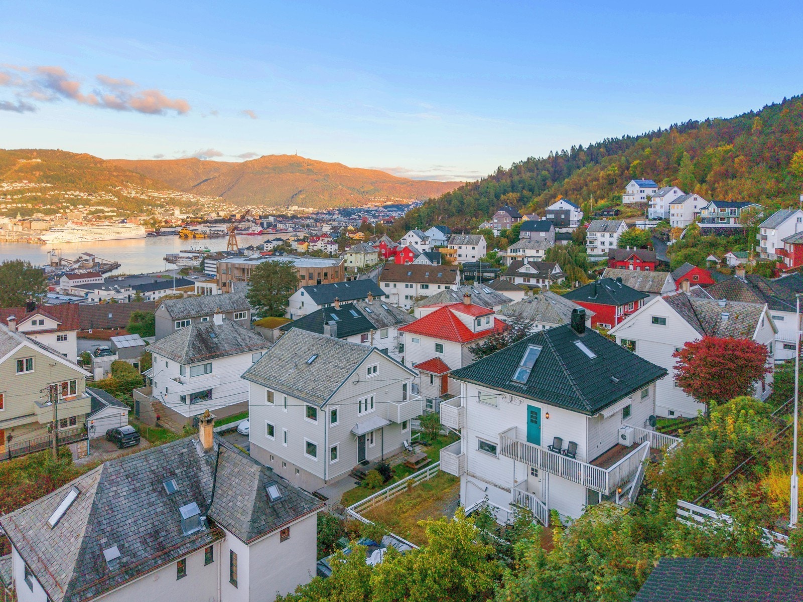I nærområdet finnes Damsgård Hovedgård med parkanlegg, havneområde med benker samt Laksevåg senter med et rikt utvalg butikker og dagligvare. Galleribilde