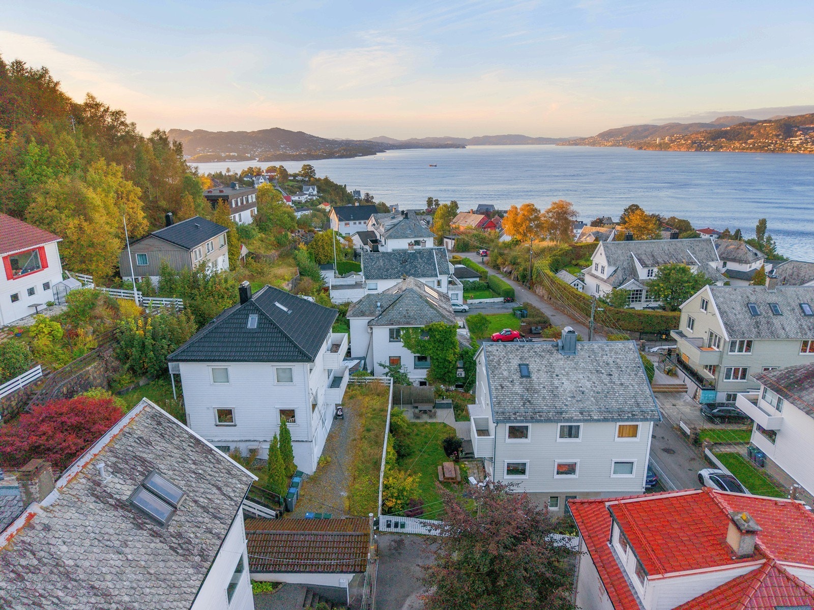 Det er meget gode bussforbindelser, og Bergen sentrum ligger kun er kort sykkeltur unna. Galleribilde