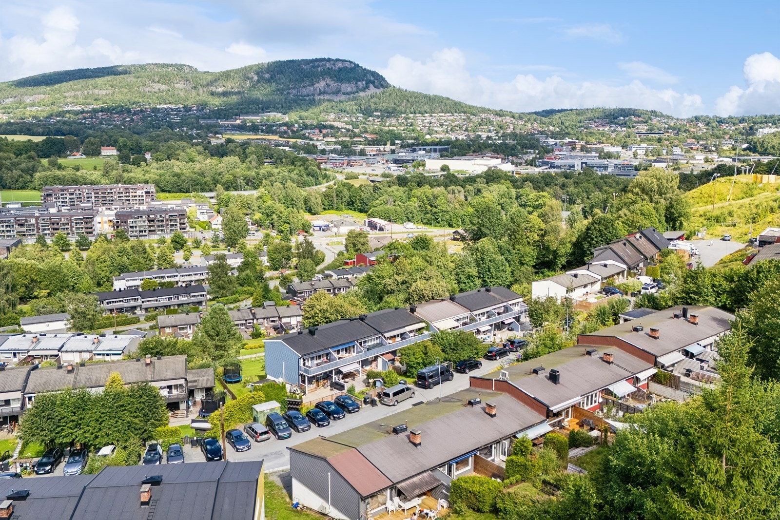 Det er kort vei ned til bussen og Vøyenenga senter med diverse butikker, skole og barnehager Galleribilde