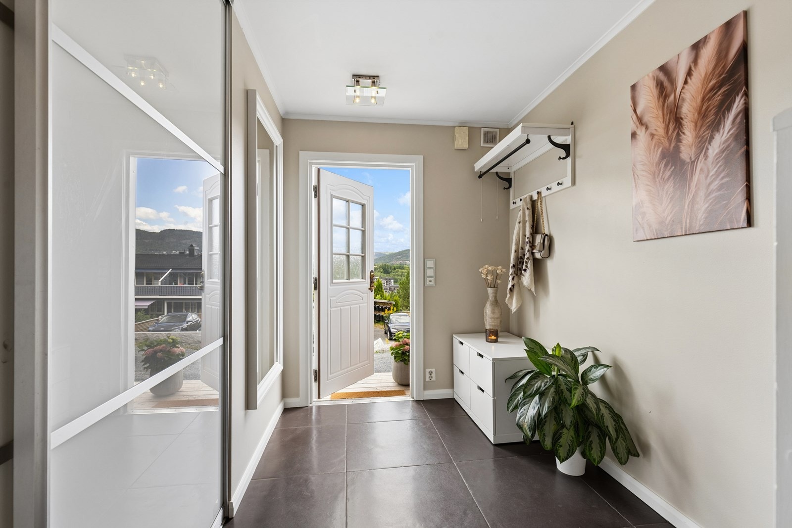 I entréen er det også en skyvedørsgarderobe og god plass til kommode og garderobeoppheng Galleribilde