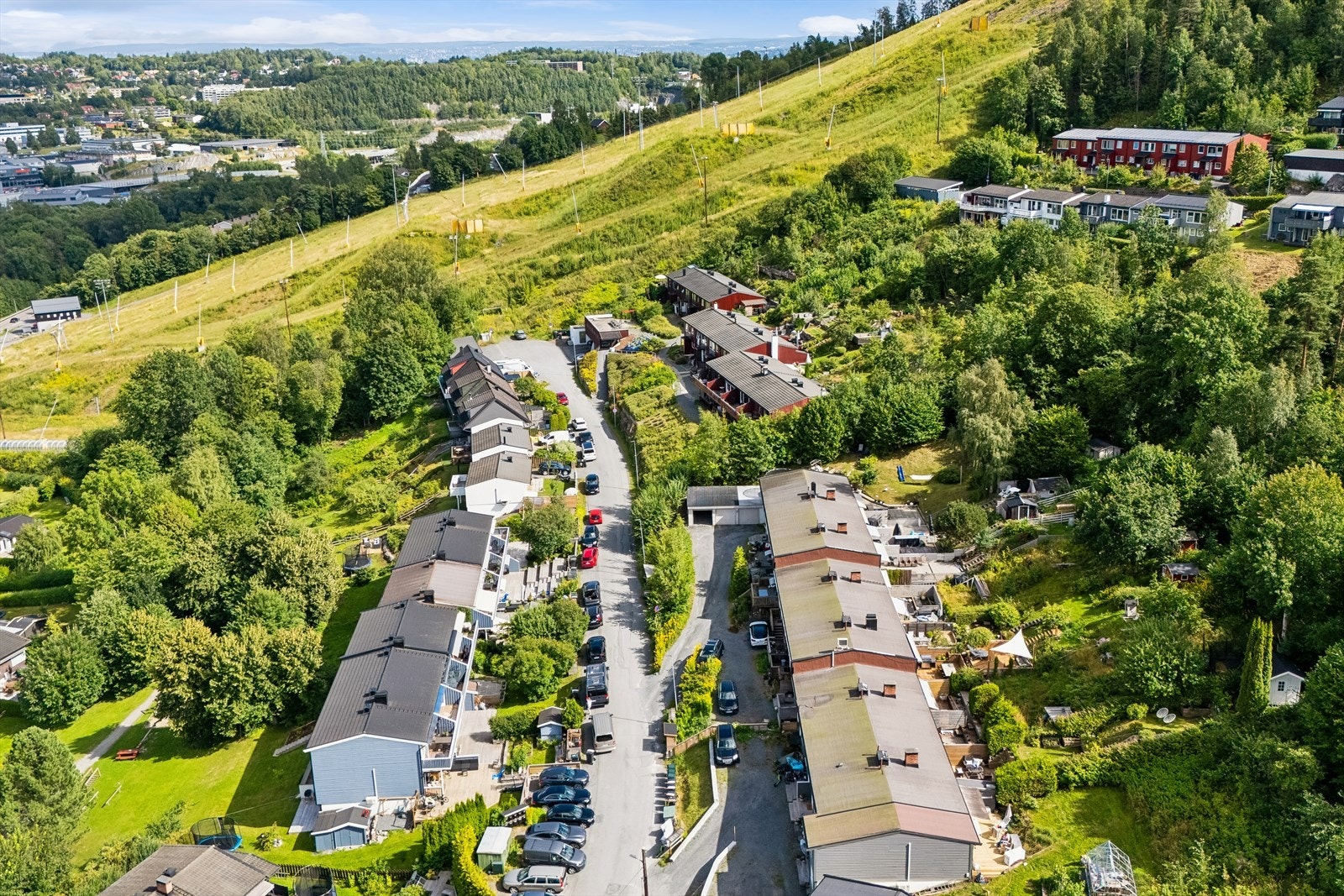 Boligen ligger et stenkast fra Kirkerudbakken som yrer av slalomivrige barn og unge vinterstid Galleribilde