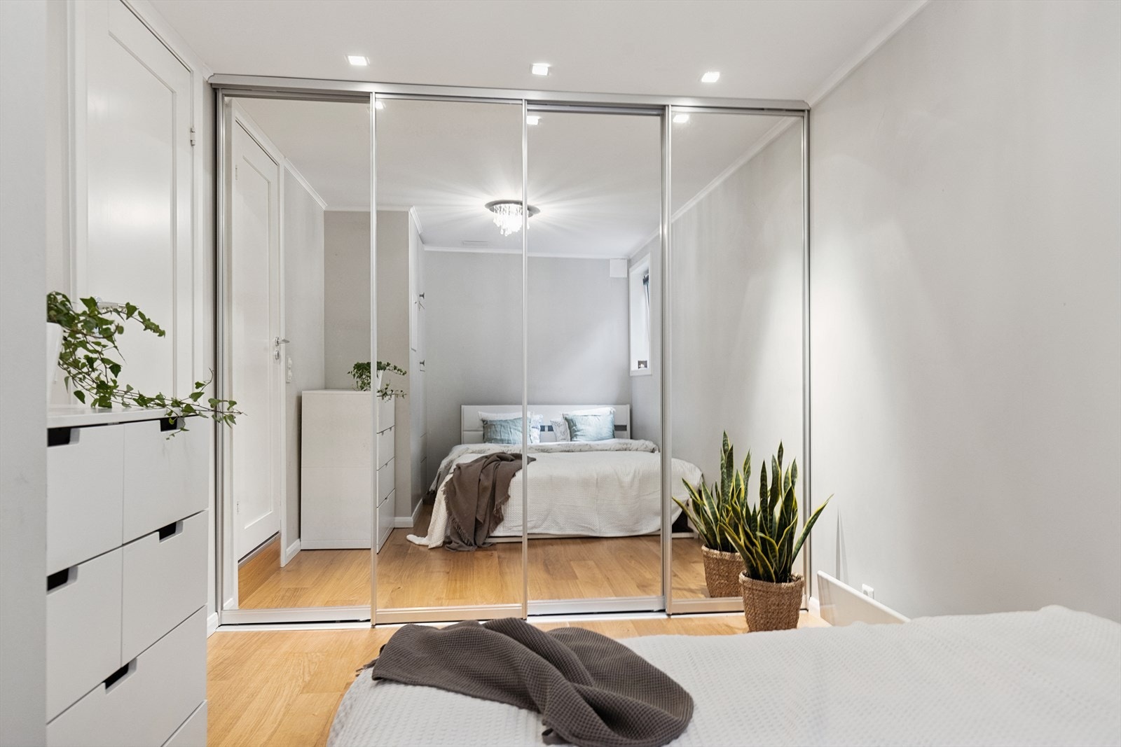 Her er det også en stor og romslig garderobe Galleribilde