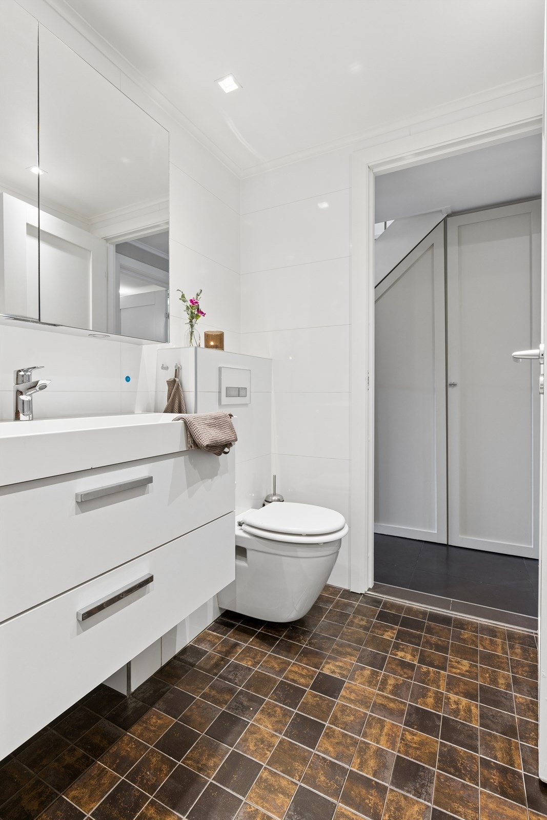 Badet har en egen nisje for opplegg til vaskemaskin og tørketrommel Galleribilde