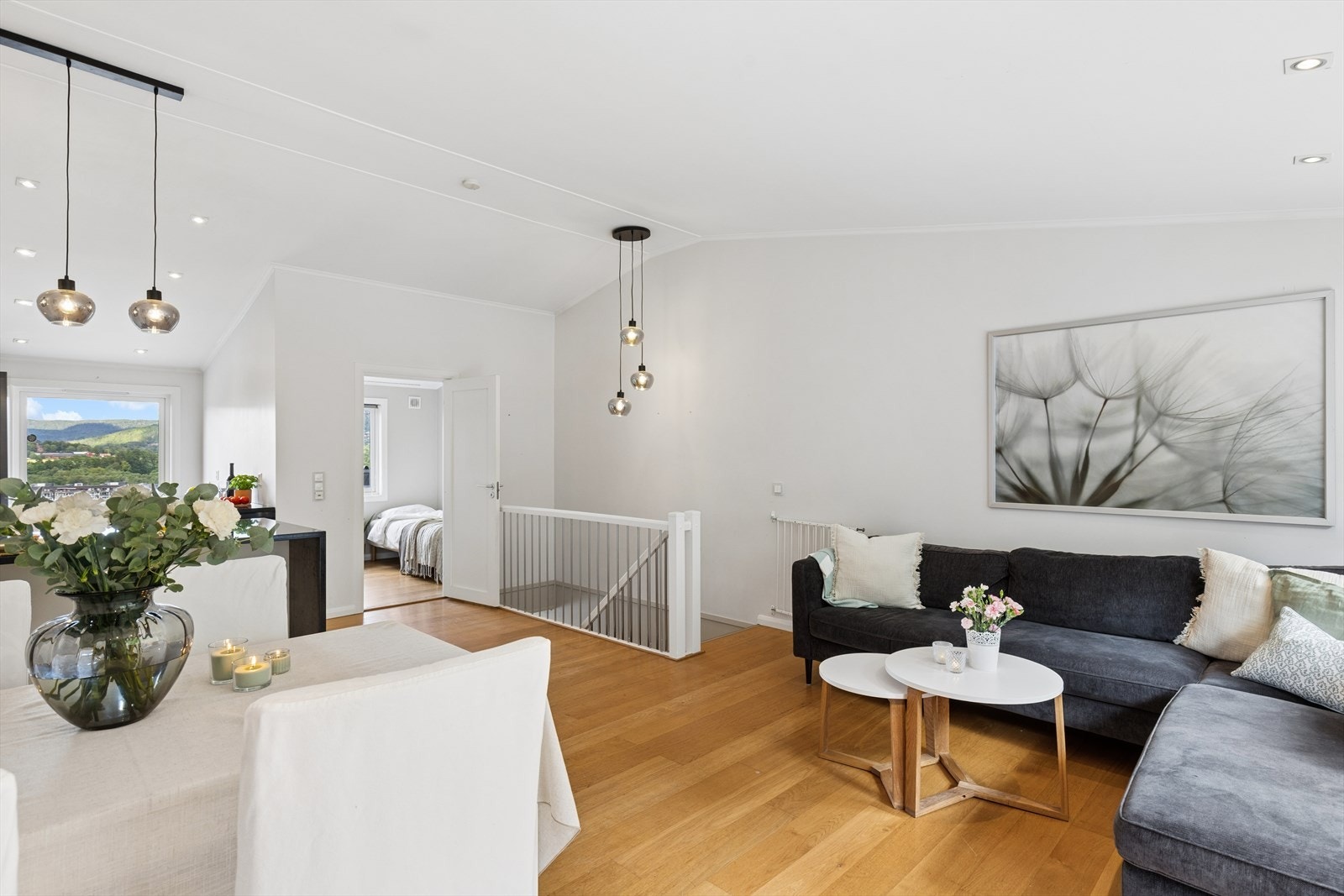 I stuen er det en stavs eikeparkett med gulvvarme Galleribilde