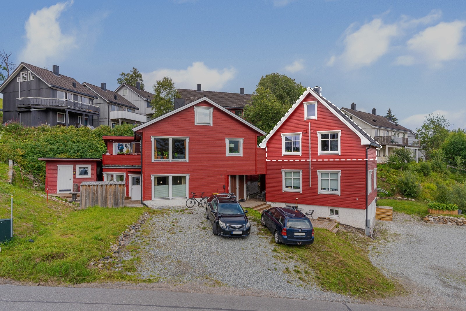 Sentrumsnær og sjarmerende Tomannsbolig med særpreg!