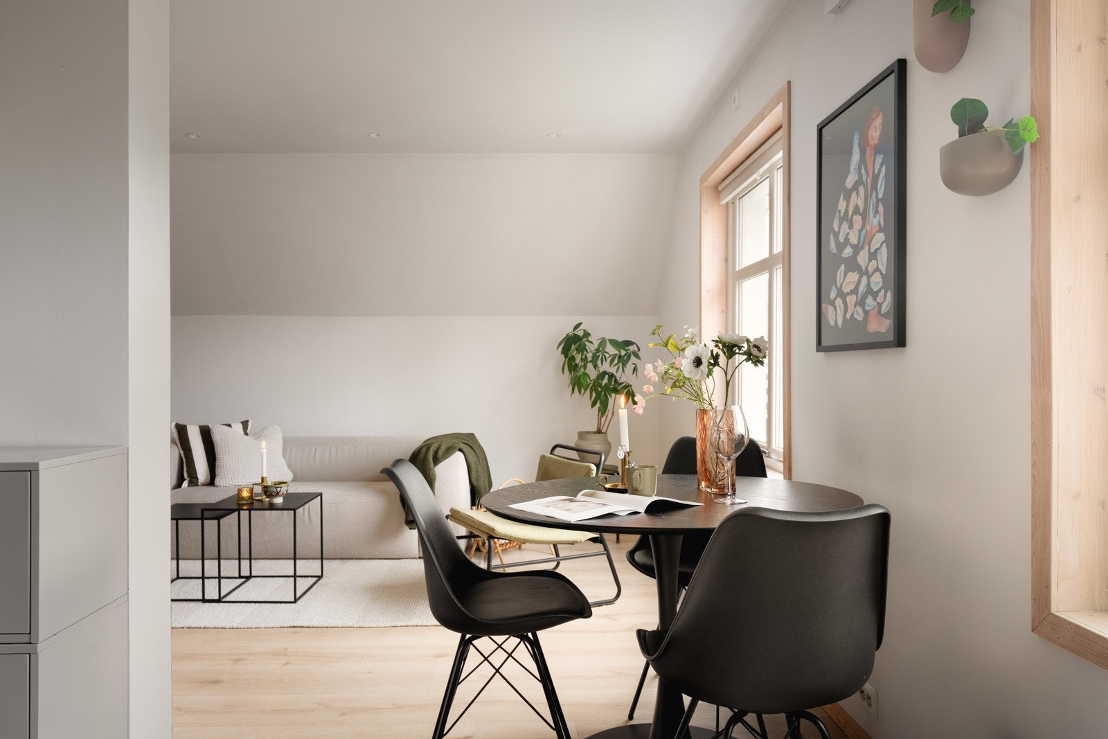 Plass til spisebord, som en naturlig avdeling mellom stue og kjøkken.