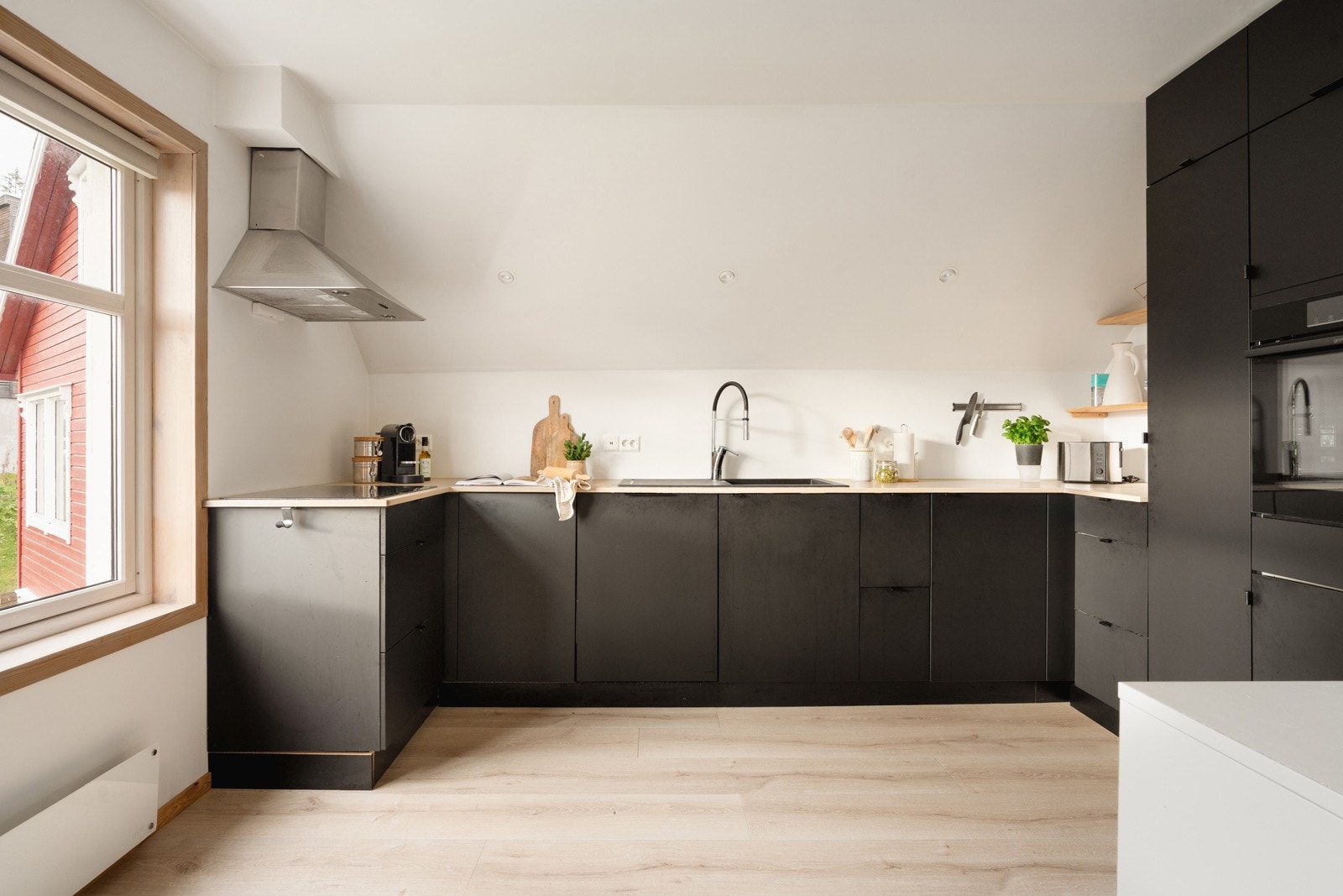 Kjøkkenet er fra KVIK i 2019. Fremstår tidløst og moderne.