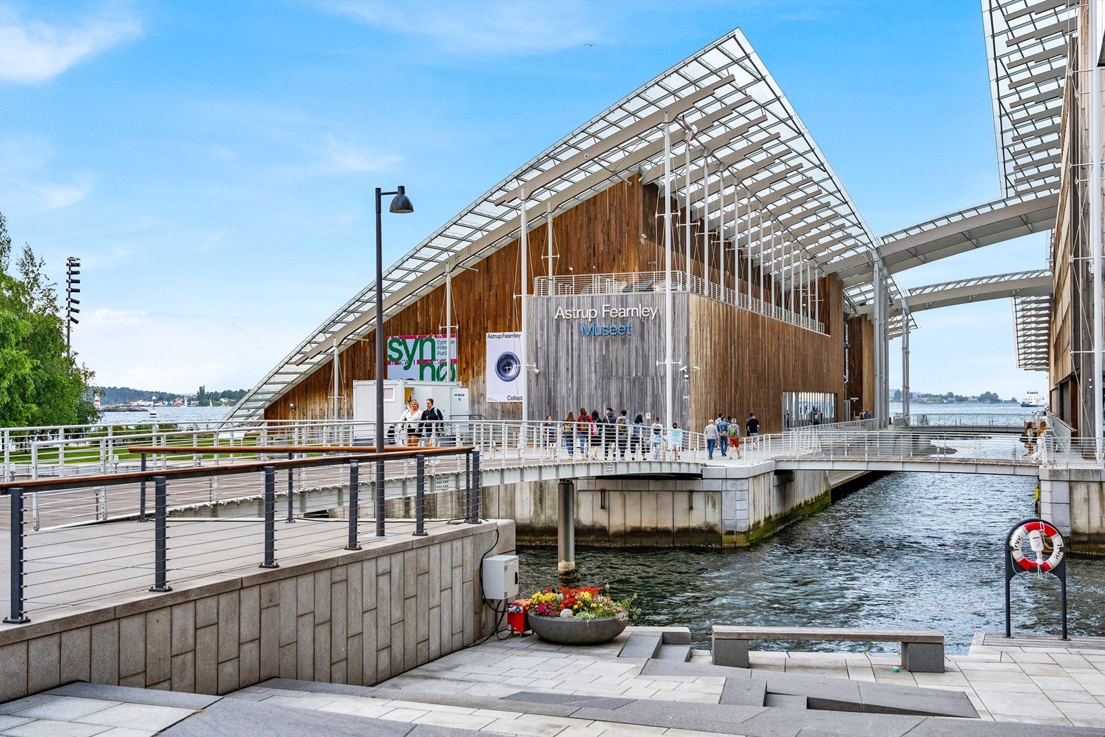 En kort spasertur tar deg til Aker Brygge og Tjuvholmen, med bademuligheter og yrende folkeliv. Galleribilde