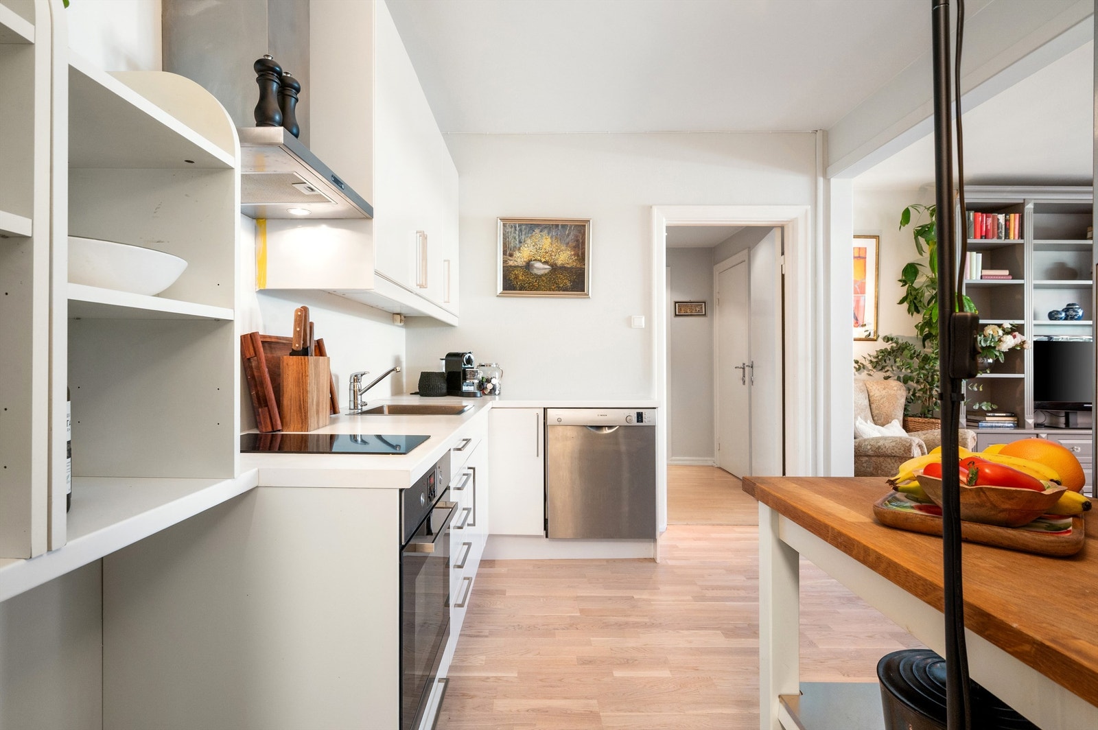 Kjøkkenventilator med kullfilter og komfyrvakt er installert. Galleribilde