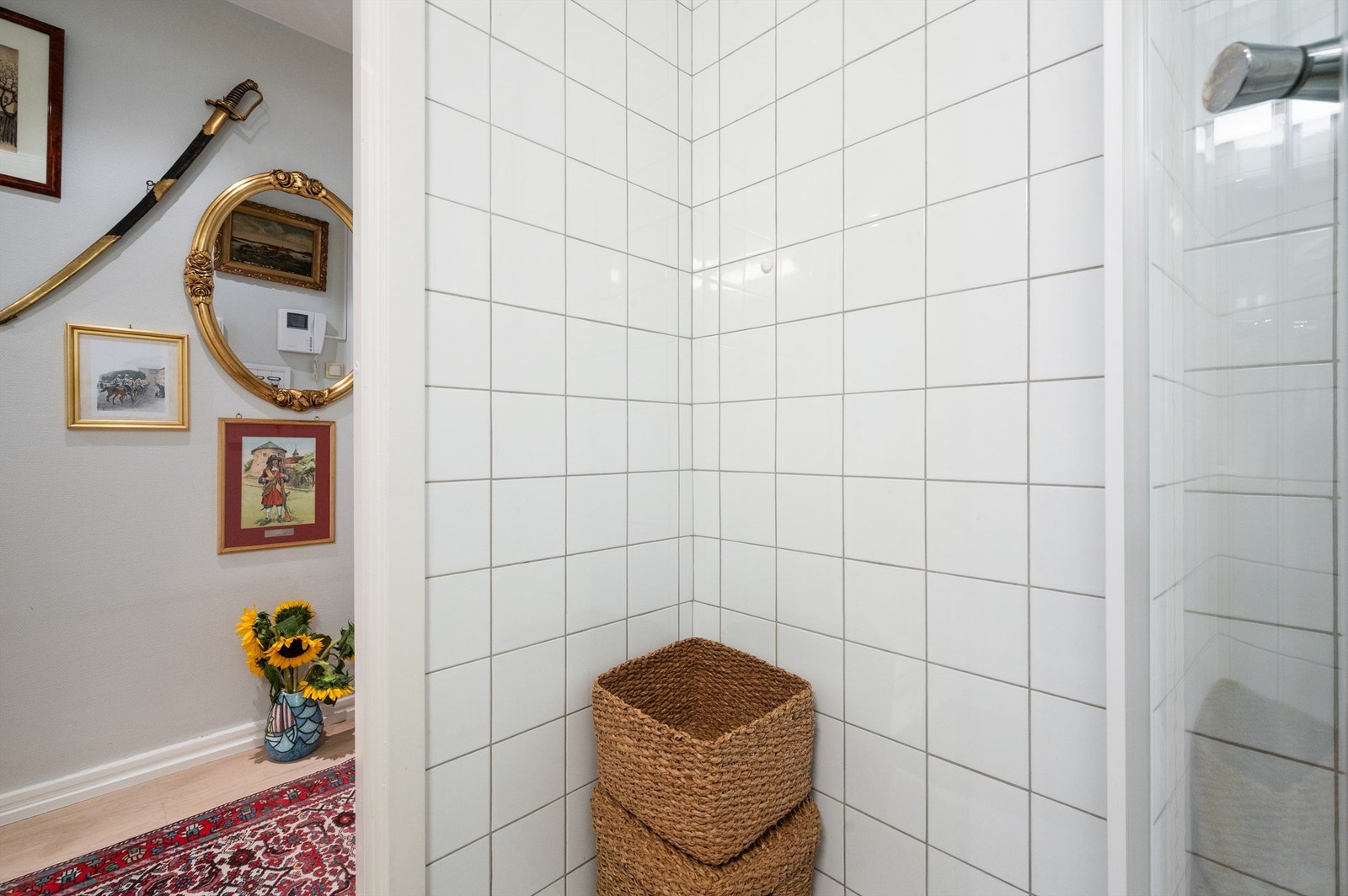 Baderommet har rikelig med plass til ytterligere oppbevaringsmøbler dersom det er ønskelig. Galleribilde