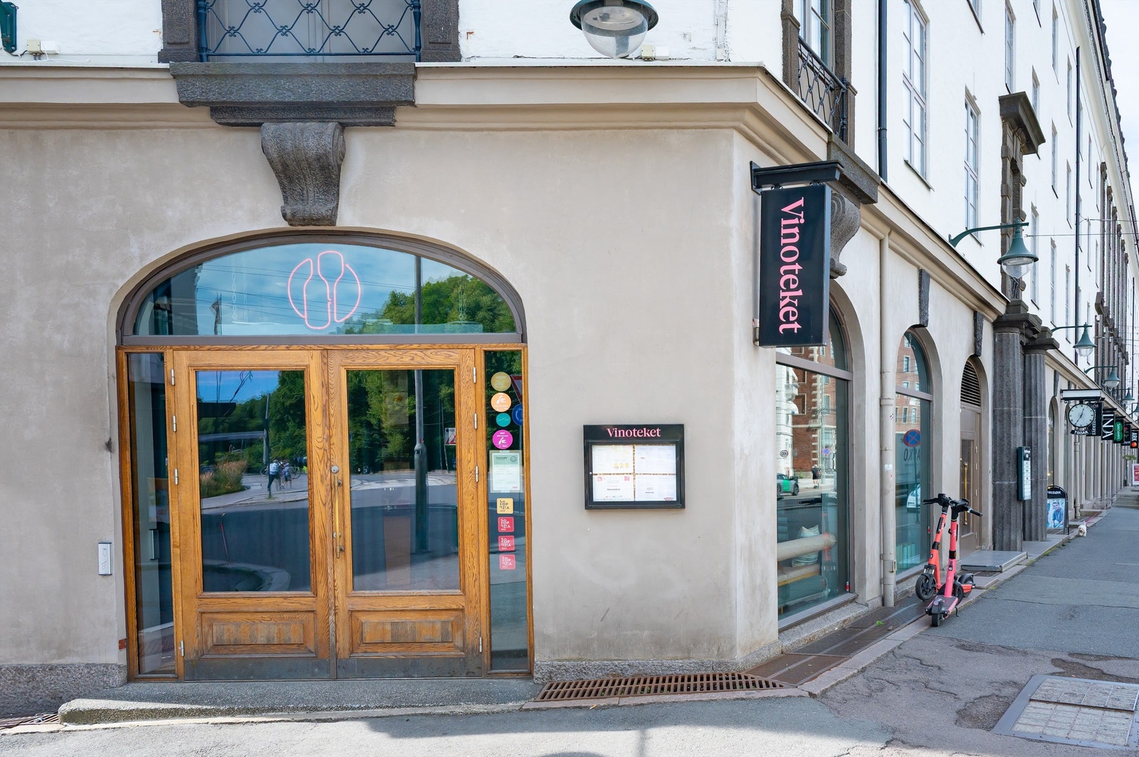 Et rikt utvalg av restauranter, kafeer og shoppingmuligheter i umiddelbar nærhet. Galleribilde