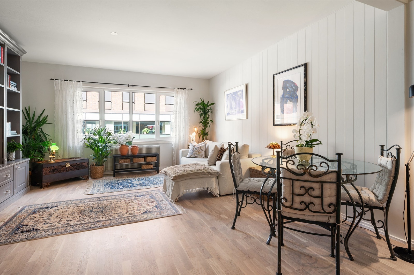 Stuen har god plass til både sofagruppe og spisebord. Galleribilde