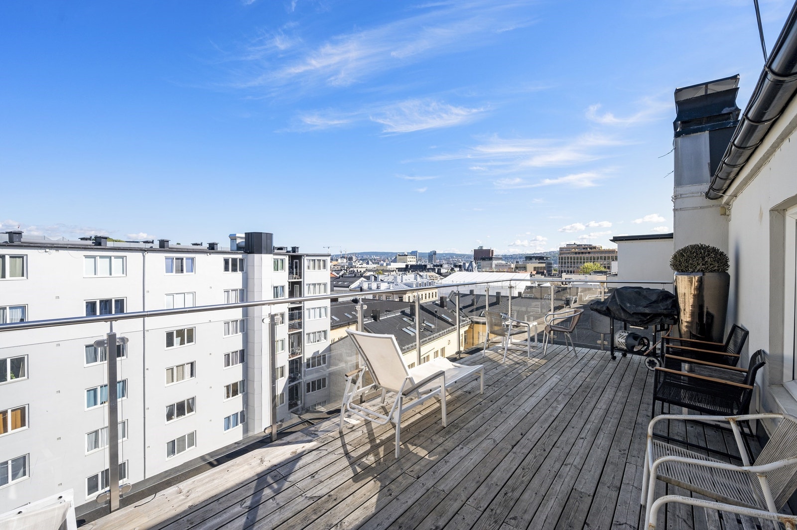 Leiligheten er en del av et sameie med en flott, felles takterrasse med gode solforhold. Galleribilde