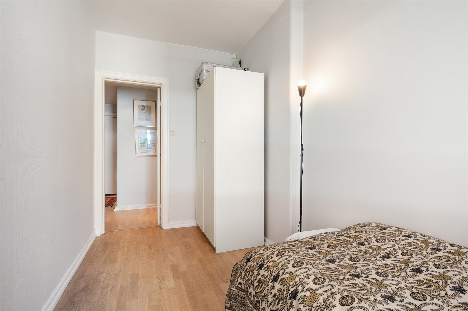Fra soverommet er det enkel tilgang til entré og bad. Galleribilde