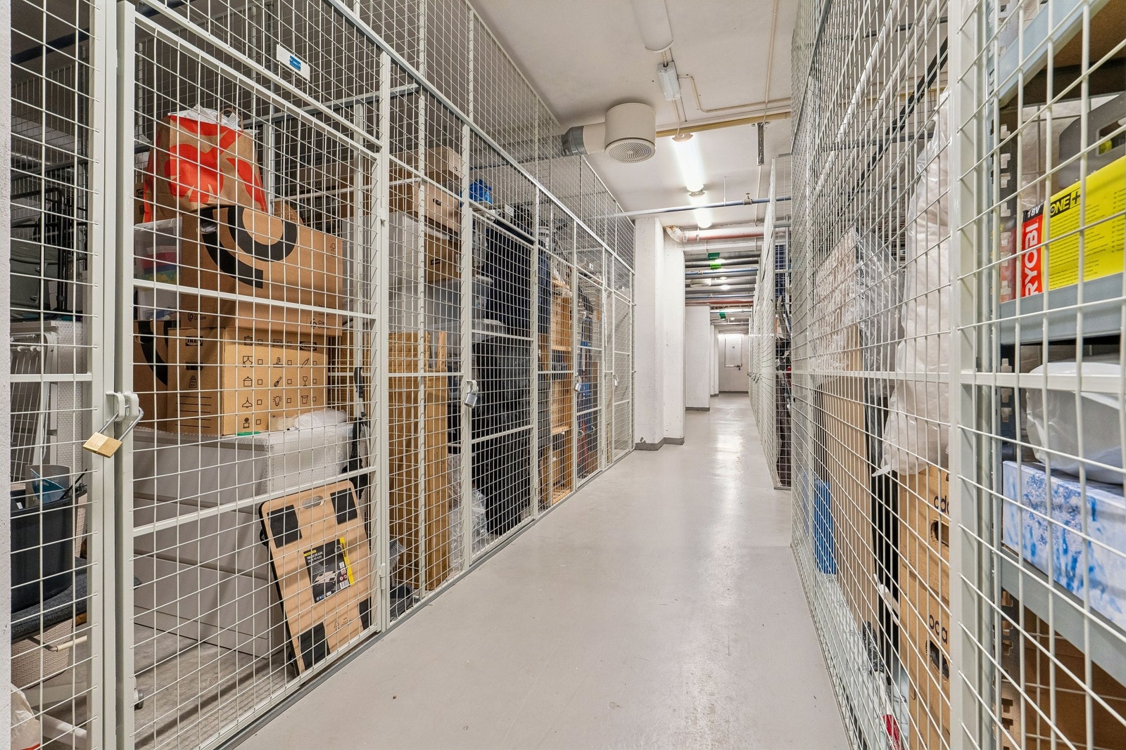 Romslig bod i kjelleren på 8 m² med enkel heisadkomst. Galleribilde