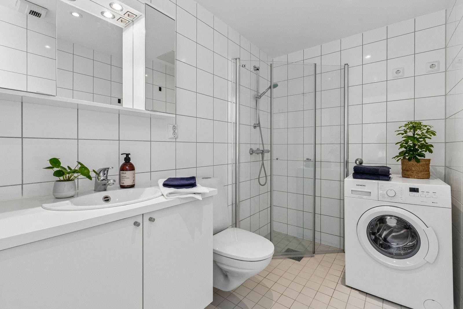 Pent flislagt bad fra byggeår med elektrisk gulvvarme og opplegg for vaskemaskin. Galleribilde