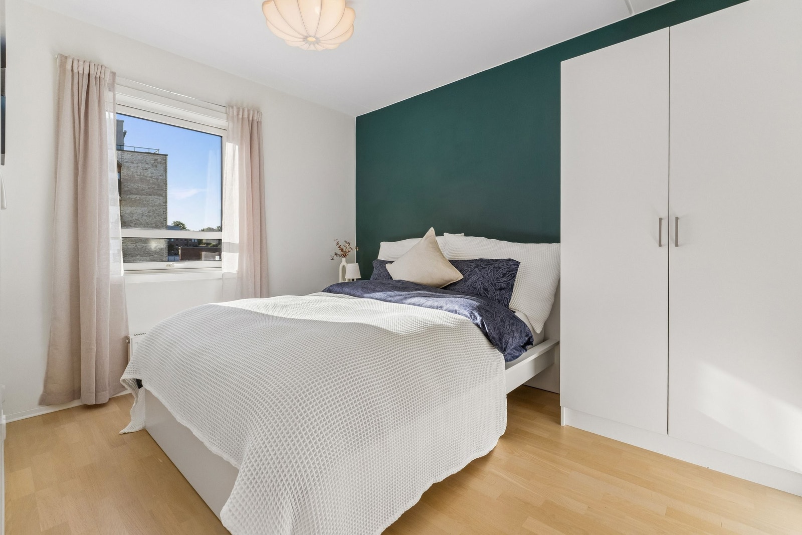 Lunt og behagelig soverom av god størrelse med plass til dobbeltseng og garderobe. Galleribilde