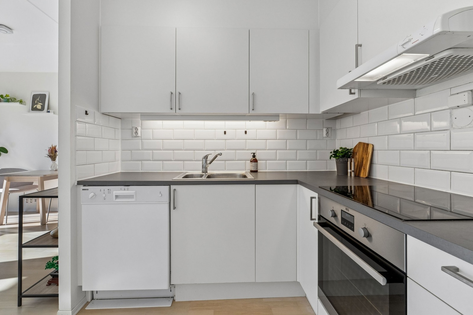 Stilrent kjøkken med glatte fronter, laminat benkeplate og god skapplass. Galleribilde