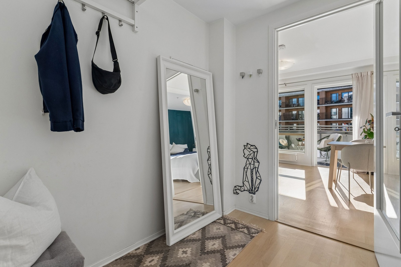 Innbydende entré med plass til sko og yttertøy. Galleribilde