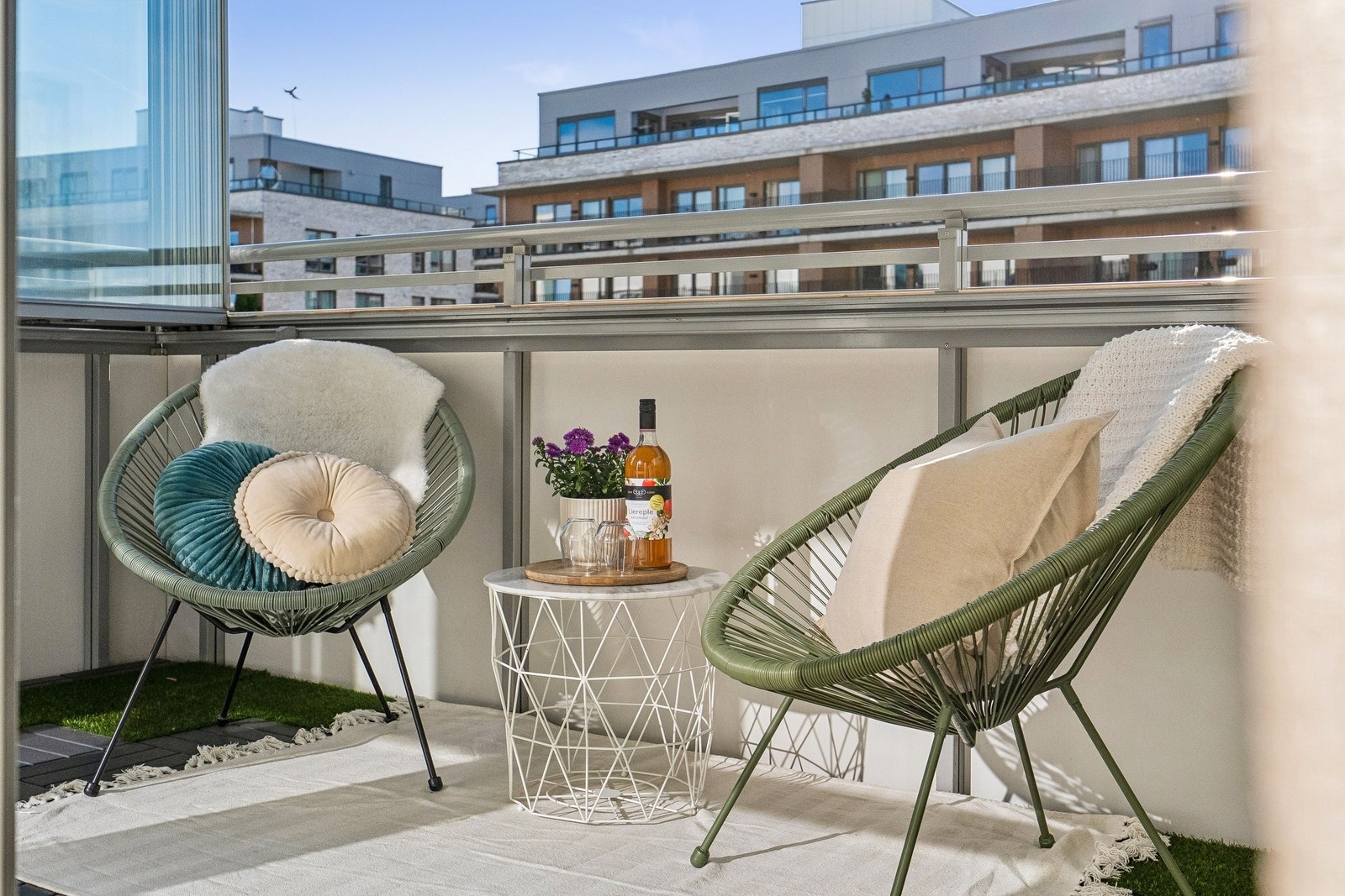 Sydøstvendt innglasset balkong på 6 m² som forlenger stuen. Galleribilde