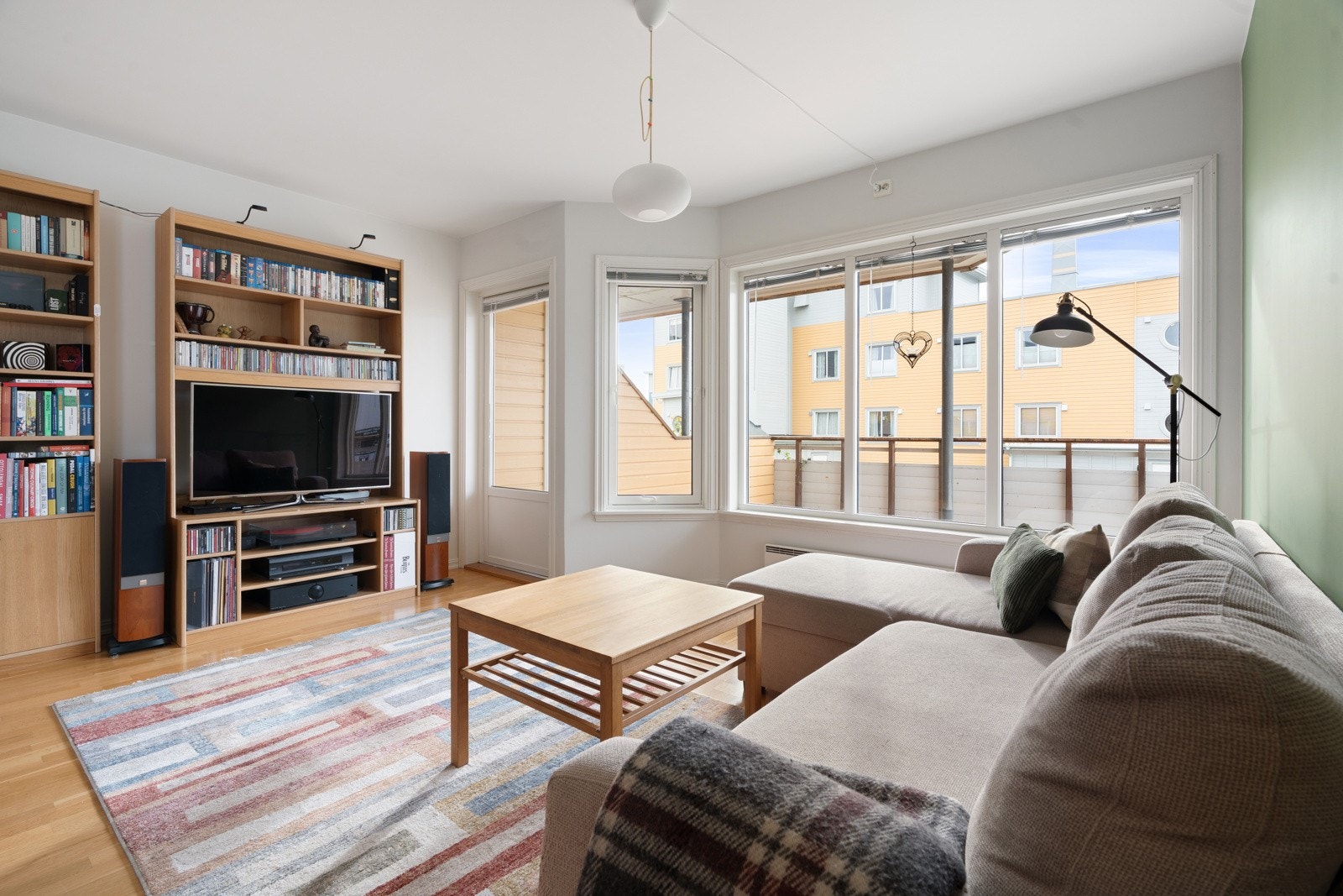 Store vindusflater sørger for rikelig med naturlig lys.