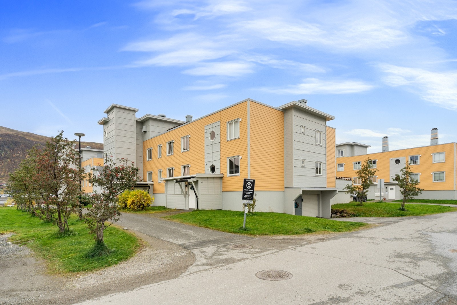 Eiendommen ligger i et rolig og etablert boligområde på Bjerkaker.