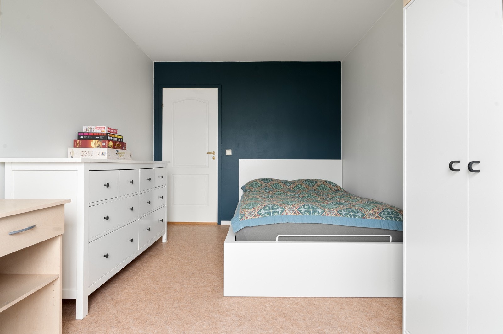 Lyst soverom med plass til dobbeltseng og garderobeløsning.