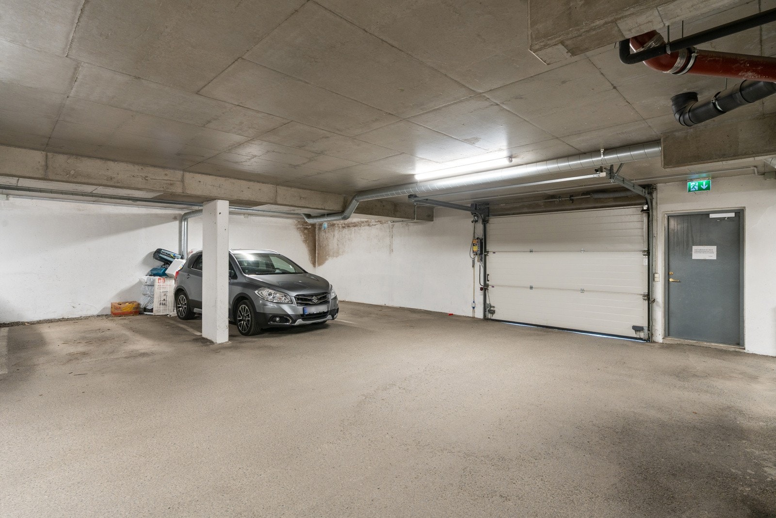Det medfølger parkering i garasje.