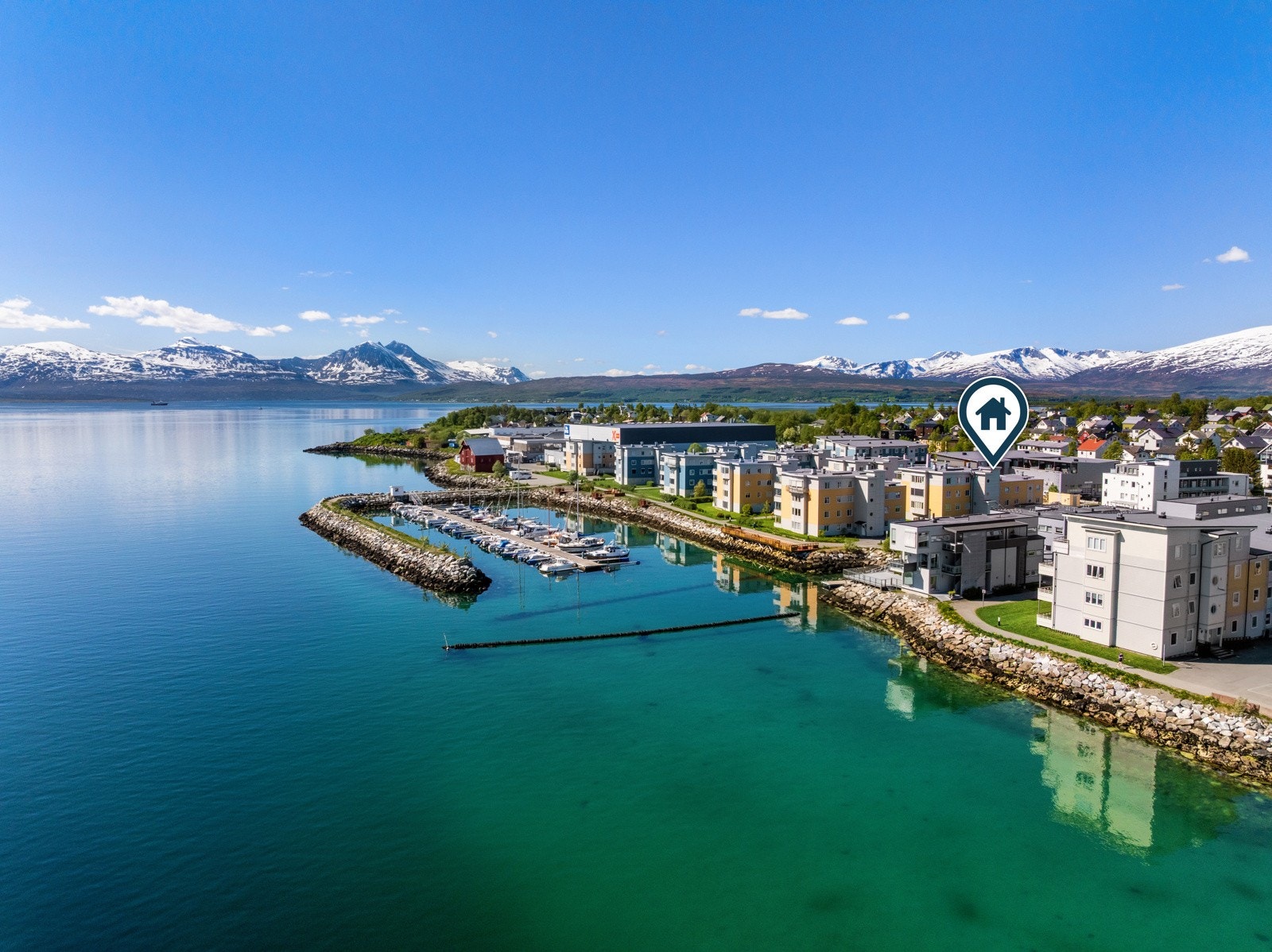 Attraktiv beliggenhet på Bjerkaker, med kort vei til både sjøen, turområder og byens fasiliteter.